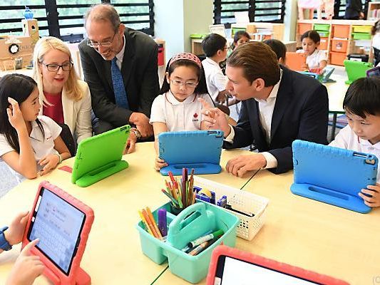 Schramböck, Faßmann und Kurz mit Schülern in Hongkong