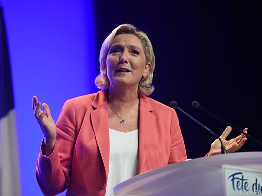 Verfahren wegen Scheinbeschäftigung gegen Le Pens Partei
