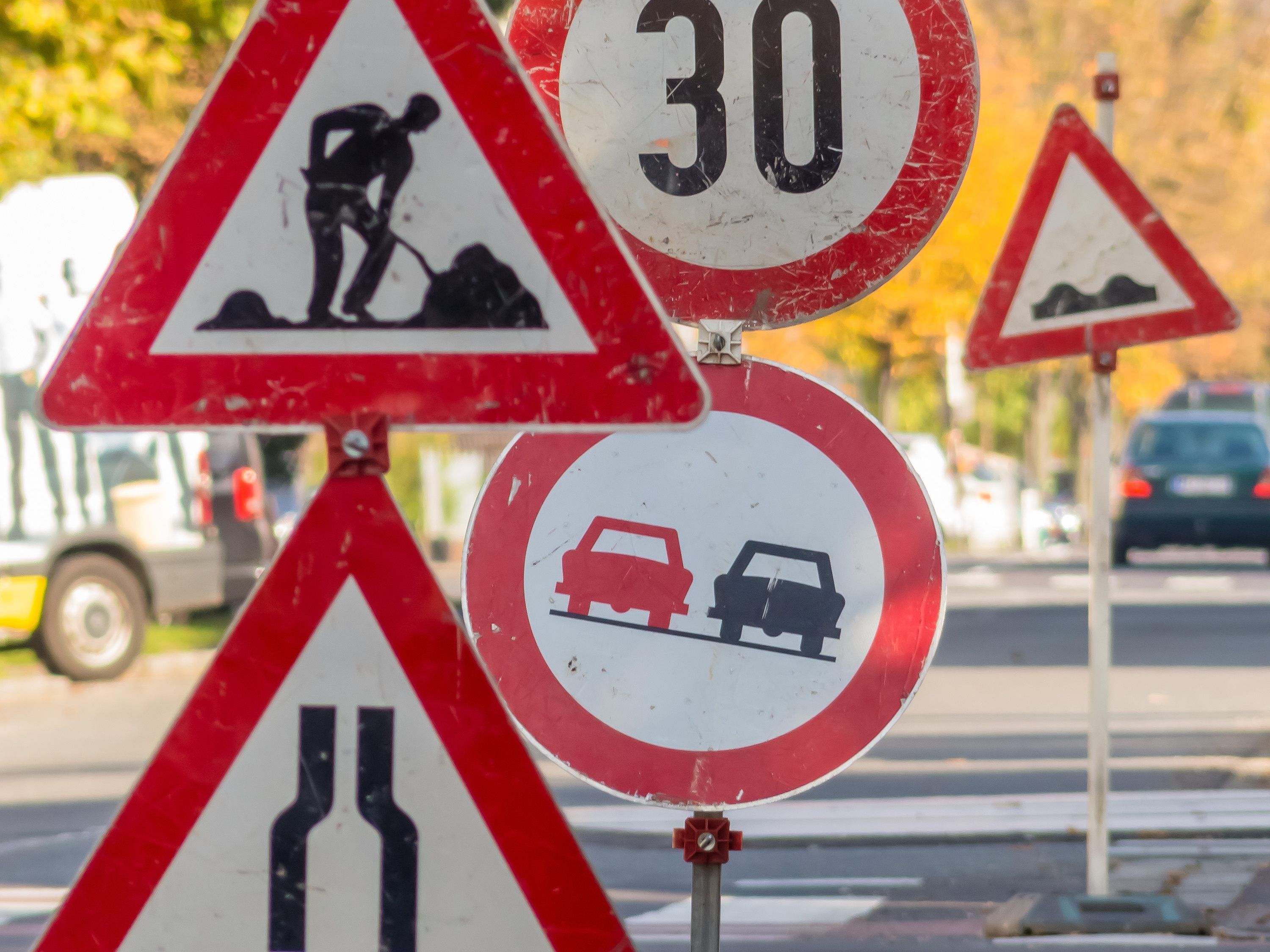 Während der Arbeiten bleibt ein Fahrstreifen frei.