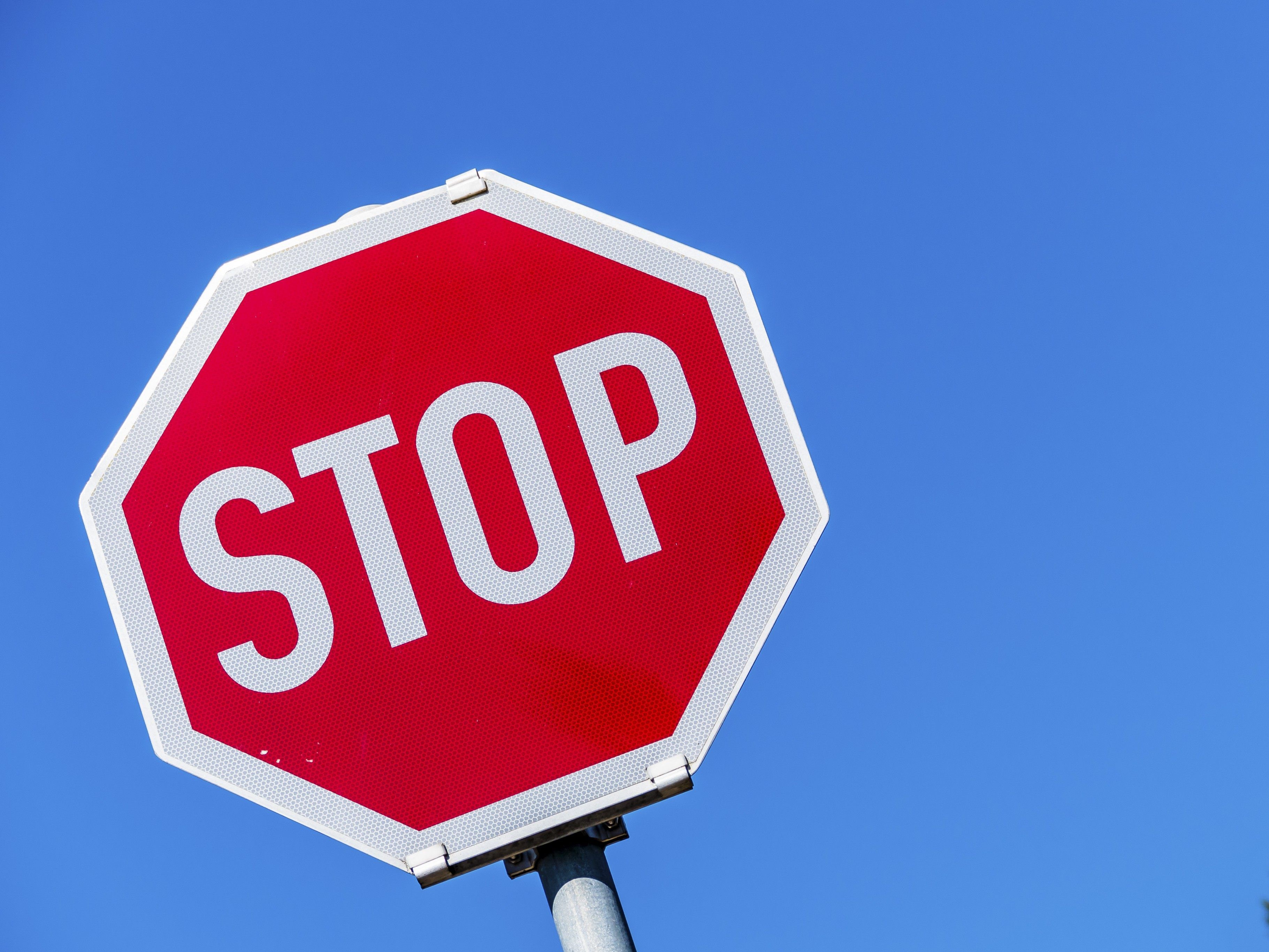Ein 65-jähriger Wiener übersah ein Stoppschild.