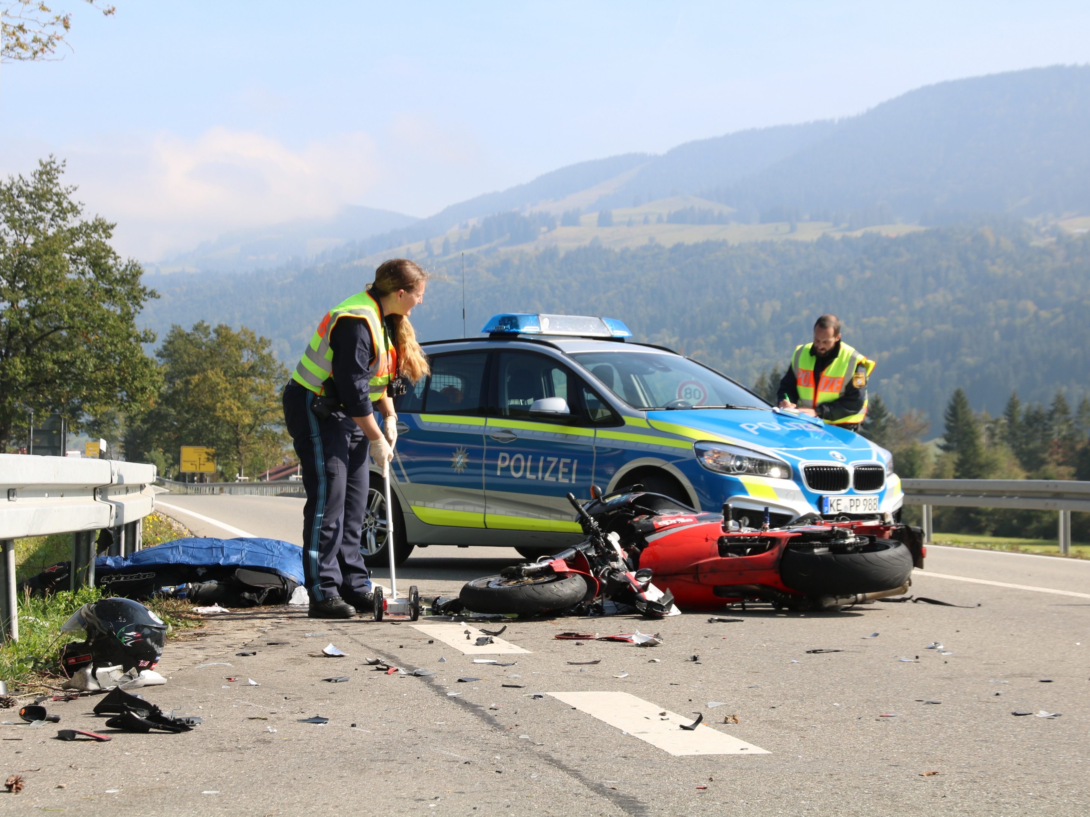 Für den Motorradfahrer kam jede Hilfe zu spät Für den Motorradfahrer kam jede Hilfe zu spät