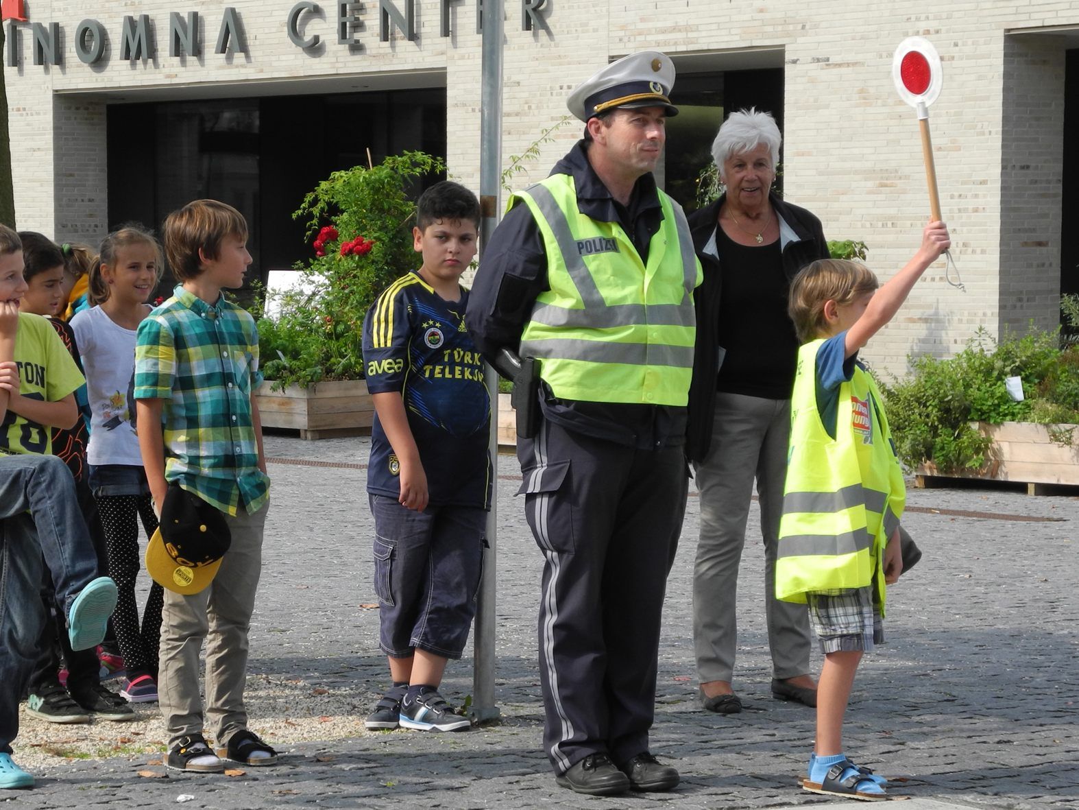 Polizisten zeigten den Kindern, wie ein Schutzweg zu sichern ist.