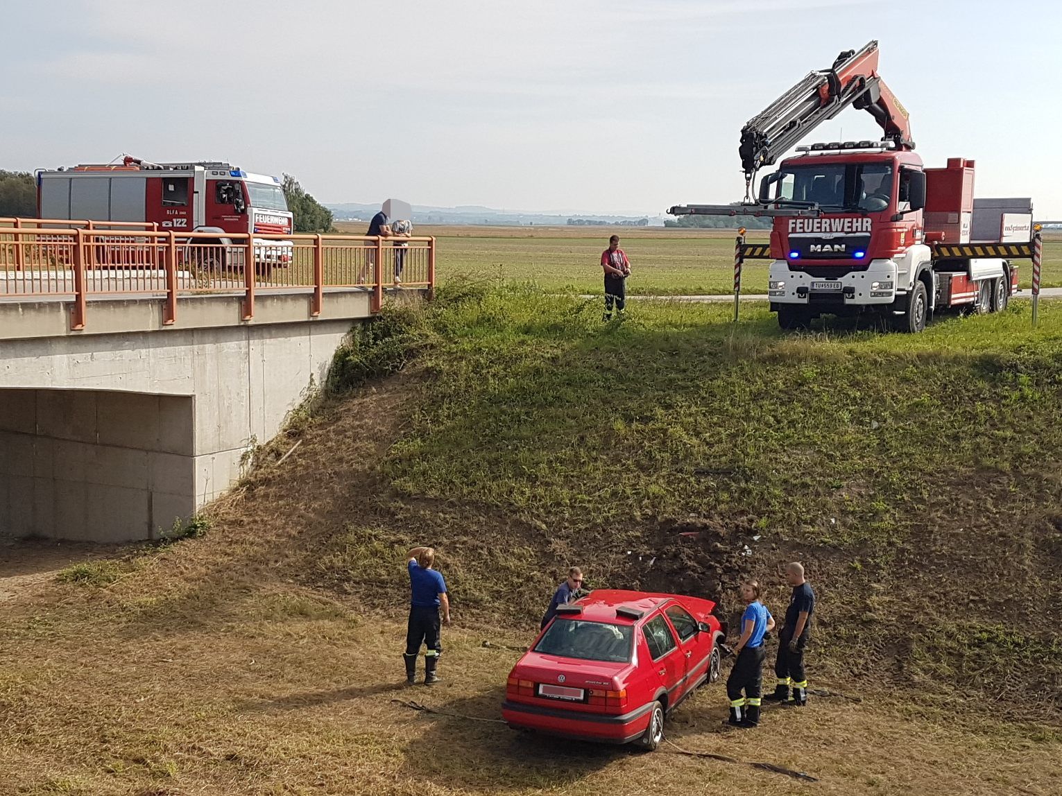 Der Pkw stürzte in einen Wassergraben.