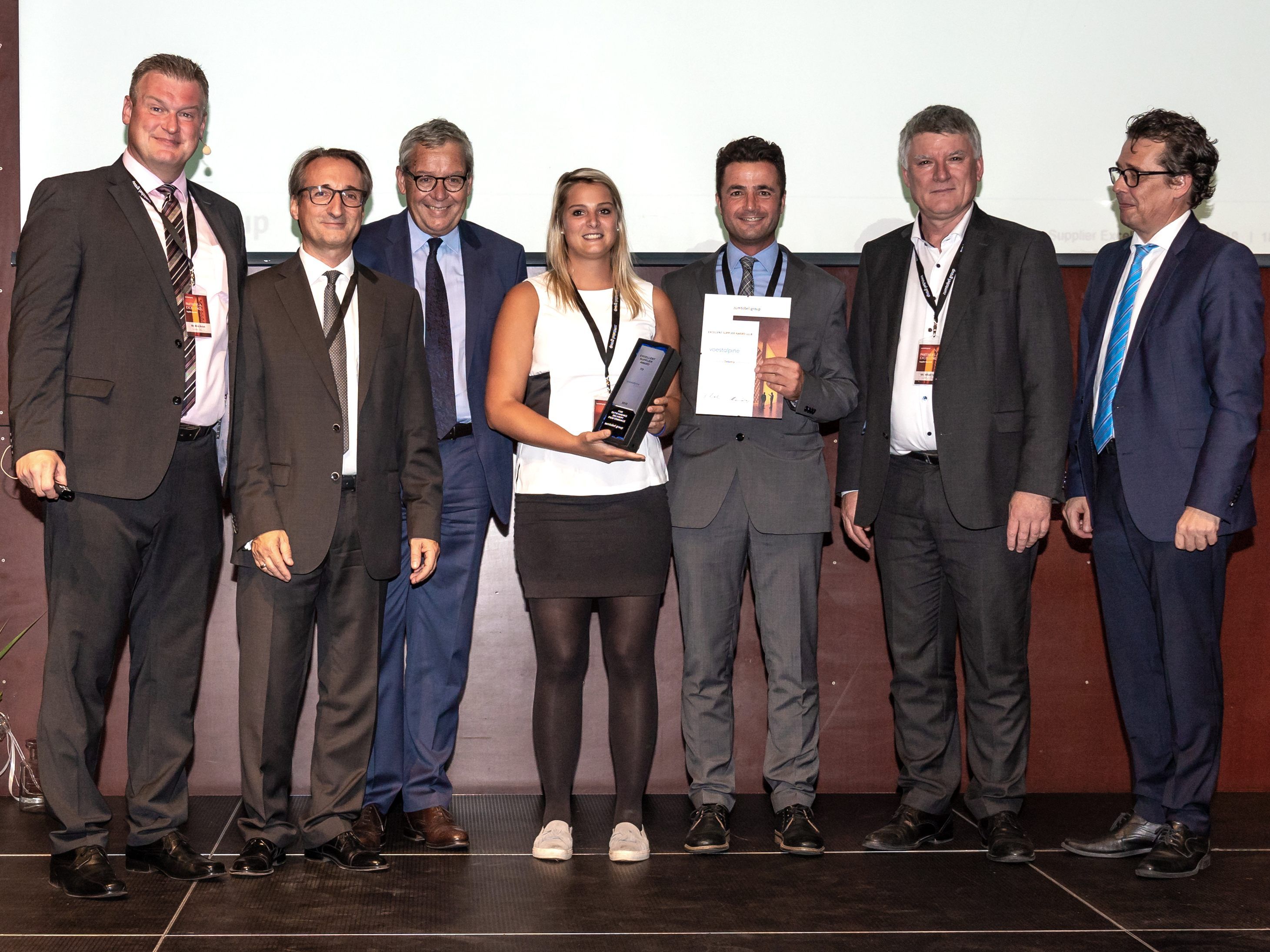 Die Repräsentanten aus dem Vorstand der Zumtobel Group und der Vorarlberger Wirtschaft überreichten den „Supplier Excellence Award“ an die voestalpine AG. Die Repräsentanten aus dem Vorstand der Zumtobel Group und der Vorarlberger Wirtschaft überreichten den „Supplier Excellence Award“ an die voestalpine AG.