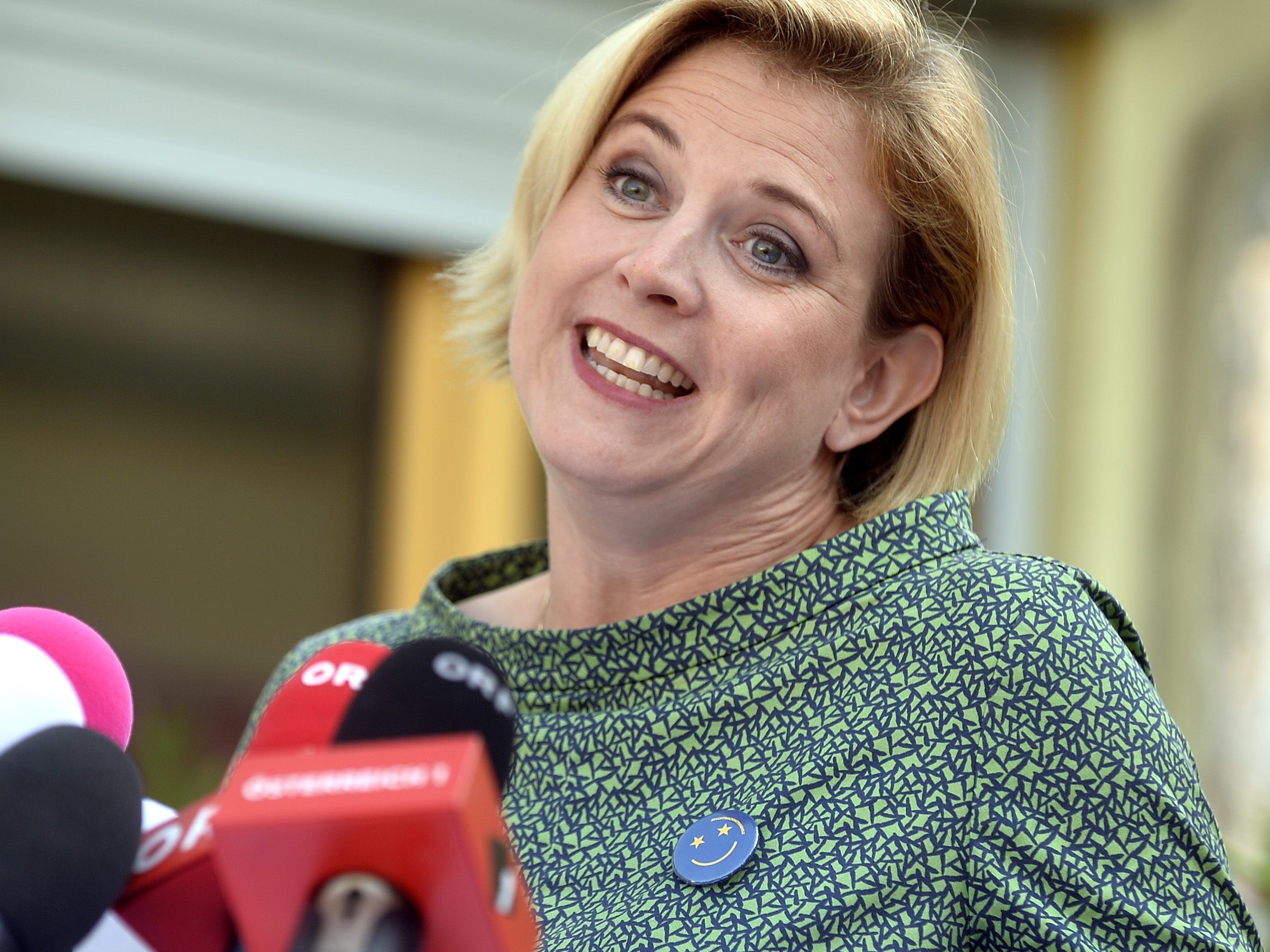 NEOS-Chefin Beate Meinl-Reisinger (40) erwartet ihr drittes Kind. NEOS-Chefin Beate Meinl-Reisinger (40) erwartet ihr drittes Kind.