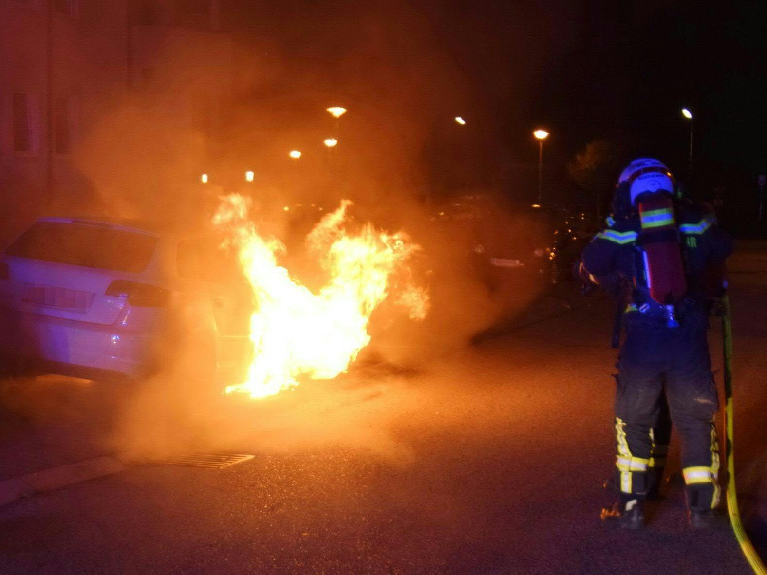 Der Pkw-Brand in Wiener Neudorf konnte noch rechtzeitig von den Einsatzkräften unter Kontrolle gebracht werden. Der Pkw-Brand in Wiener Neudorf konnte noch rechtzeitig von den Einsatzkräften unter Kontrolle gebracht werden.