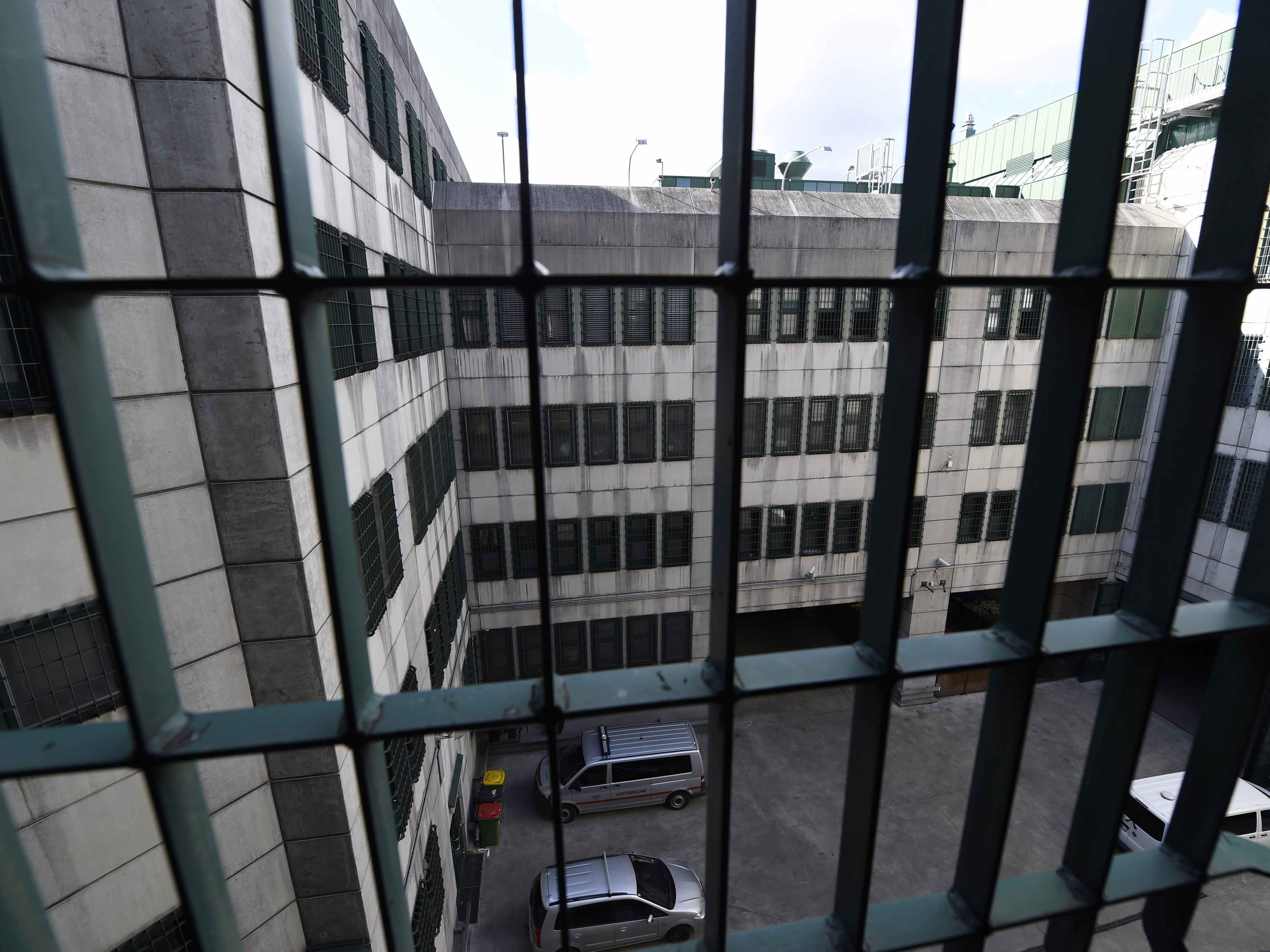 Die Justizanstalt Josefstadt platzt aus allen Nähten.