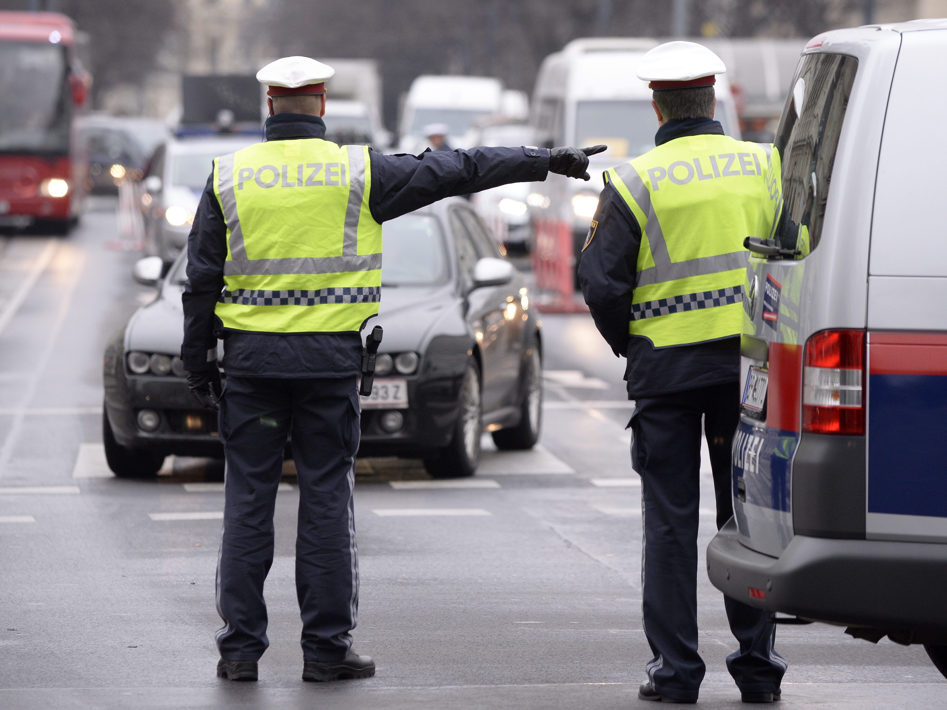 Die Polizei informiert über lokale Straßensperren. Die Polizei informiert über lokale Straßensperren.