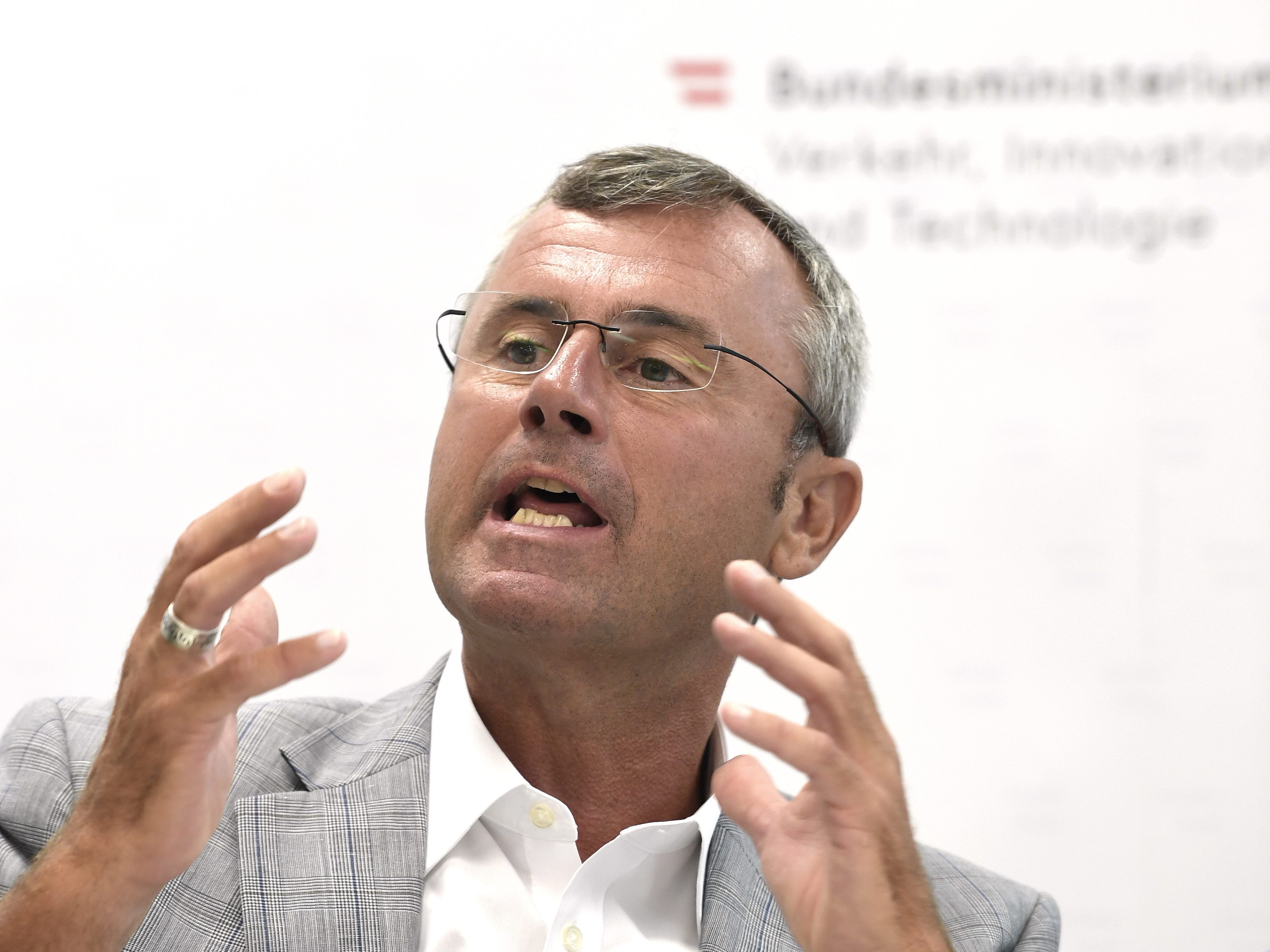 Infrastrukturminister Norbert Hofer (FPÖ) hat eine Novelle zum Telekomgesetz (TKG) vorgelegt.