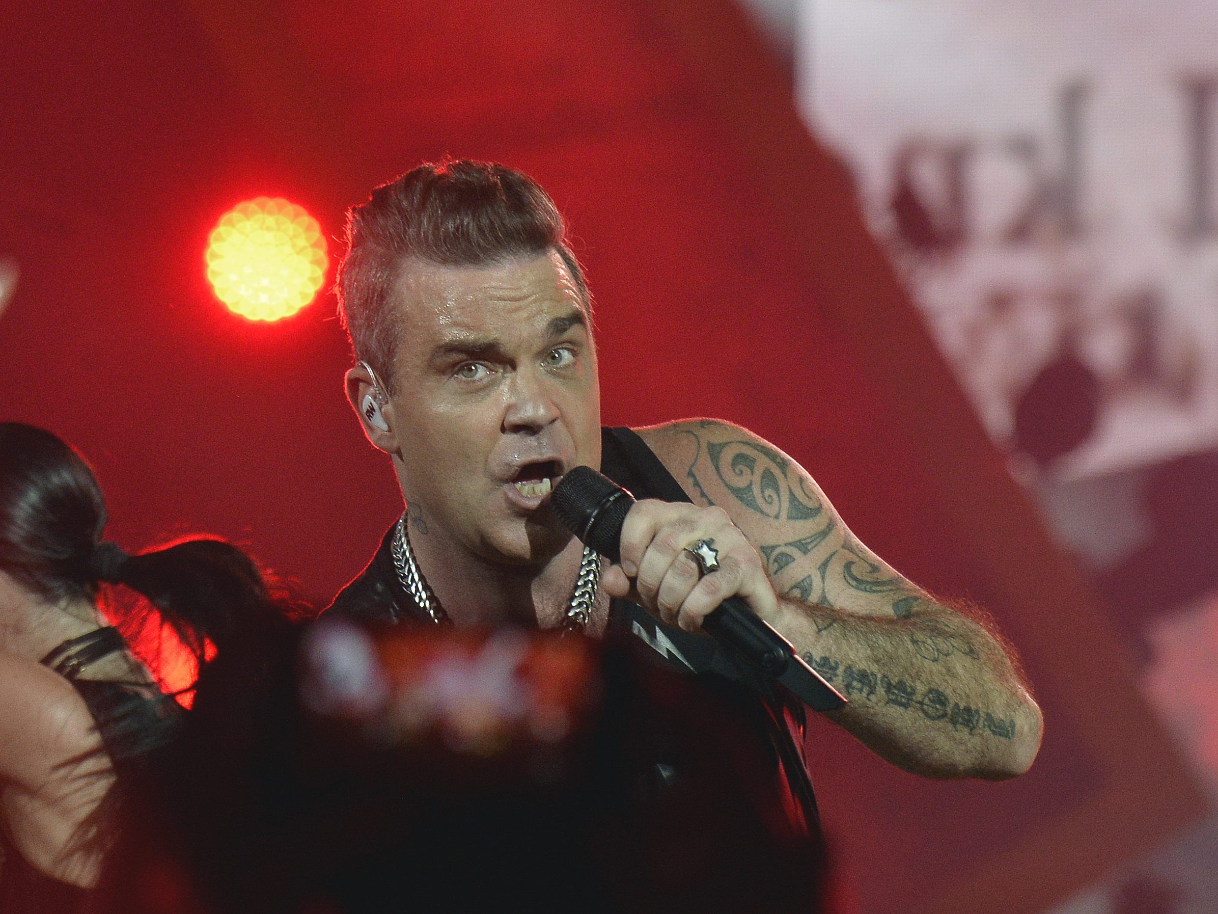 Sänger Robbie Williams ist erneut Vater geworden.