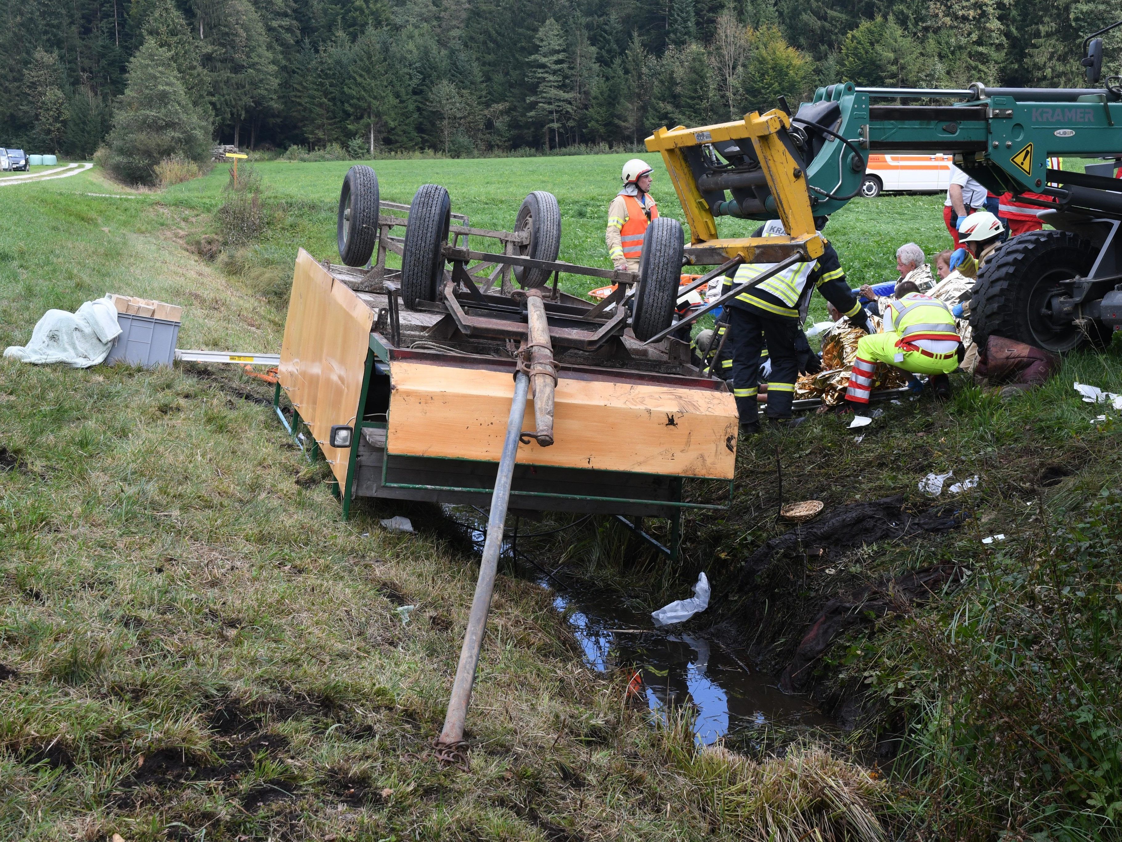 Bei einem Kutschenunfall in Tirol sind mehrere Menschen verletzt worden. Bei einem Kutschenunfall in Tirol sind mehrere Menschen verletzt worden.