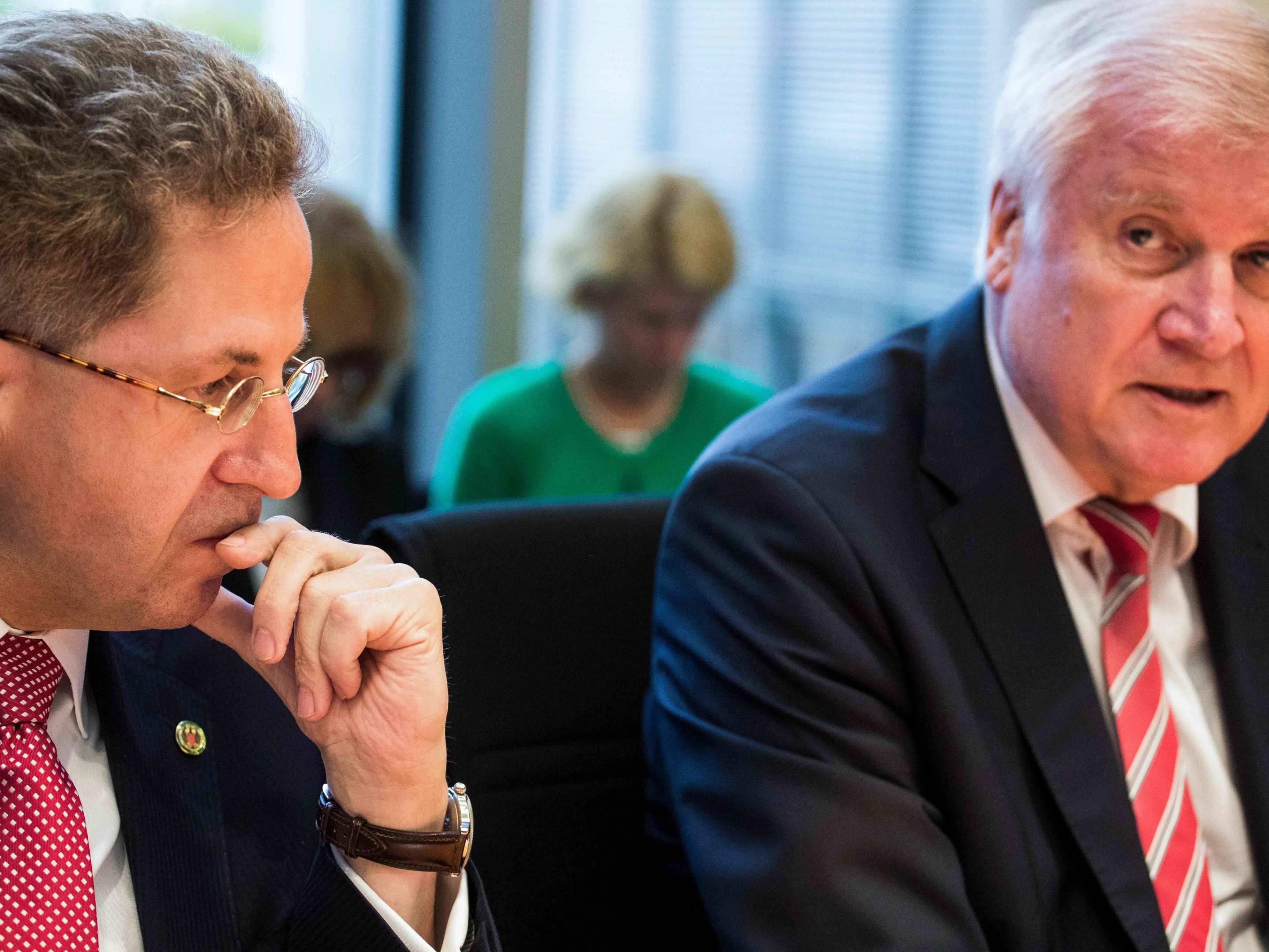 Maaßen (links) bleibt im Amt. Maaßen (links) bleibt im Amt.