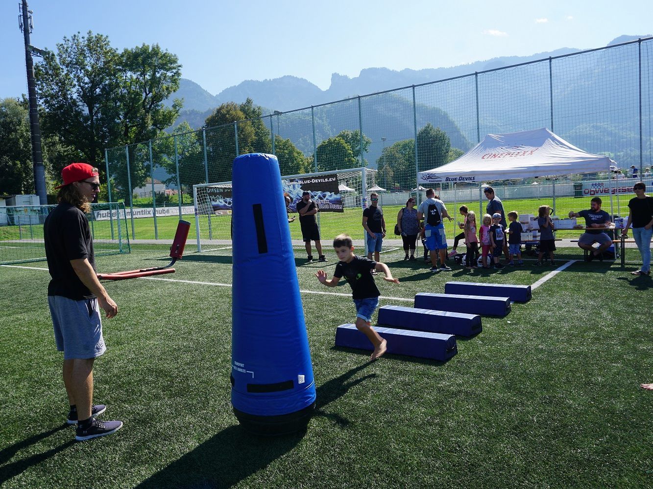Ob beim American Football oder Schach - zahlreiche Besucher nutzten das umfangreiche Angebot, um verschiedene Vereinsangebote auszuprobieren. Ob beim American Football oder Schach - zahlreiche Besucher nutzten das umfangreiche Angebot, um verschiedene Vereinsangebote auszuprobieren.