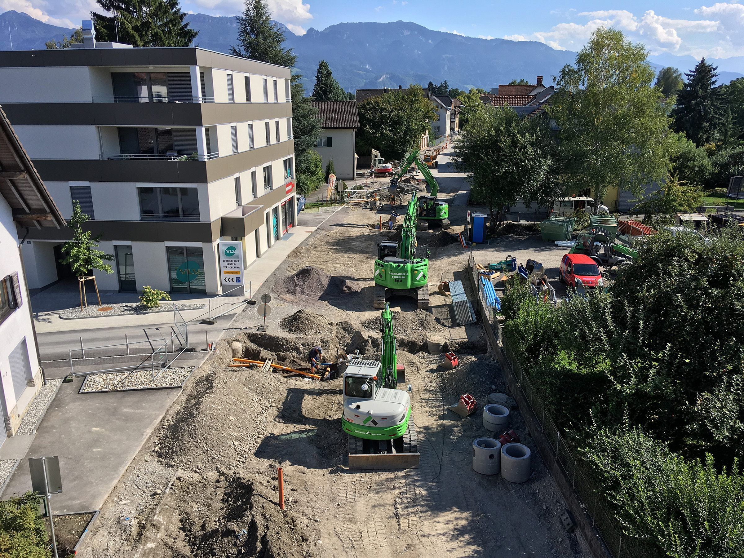 Die Arbeiten in der Kaiser-Franz-Josef-Straße für die Erneuerung der Trinkwasserleitung und die neue Begegnungszone laufen auf Hochtouren. Die Arbeiten in der Kaiser-Franz-Josef-Straße für die Erneuerung der Trinkwasserleitung und die neue Begegnungszone laufen auf Hochtouren.