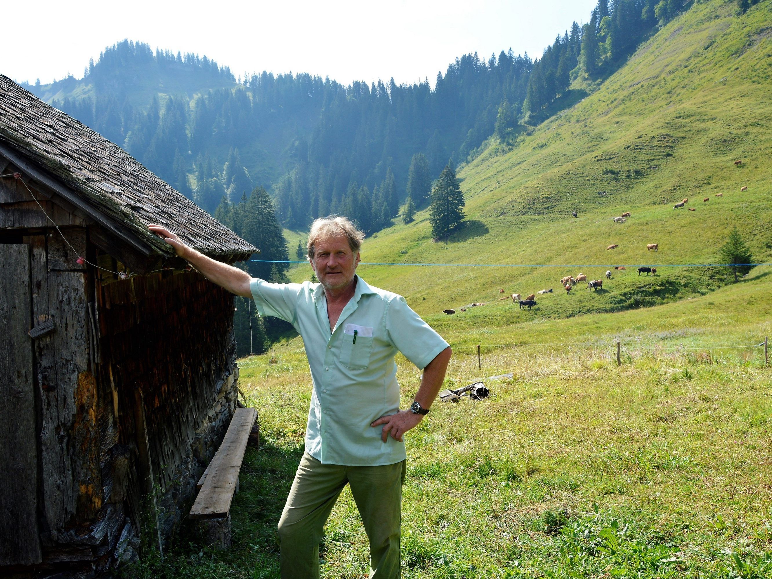 Wolfgang Künzler, der Hirte für Mensch und Vieh, wie er sich selbst nennt, auf „seiner“ Alpe „Valors“. Wolfgang Künzler, der Hirte für Mensch und Vieh, wie er sich selbst nennt, auf „seiner“ Alpe „Valors“.