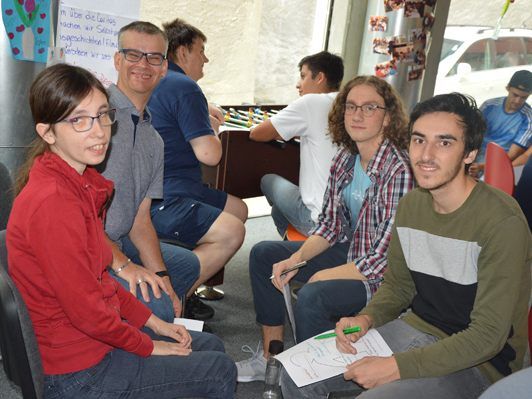 Die neuen Zivildiener und die SelbstvertreterInnen der Caritas hatten viel Spaß bei der Teamarbeit. Die neuen Zivildiener und die SelbstvertreterInnen der Caritas hatten viel Spaß bei der Teamarbeit.