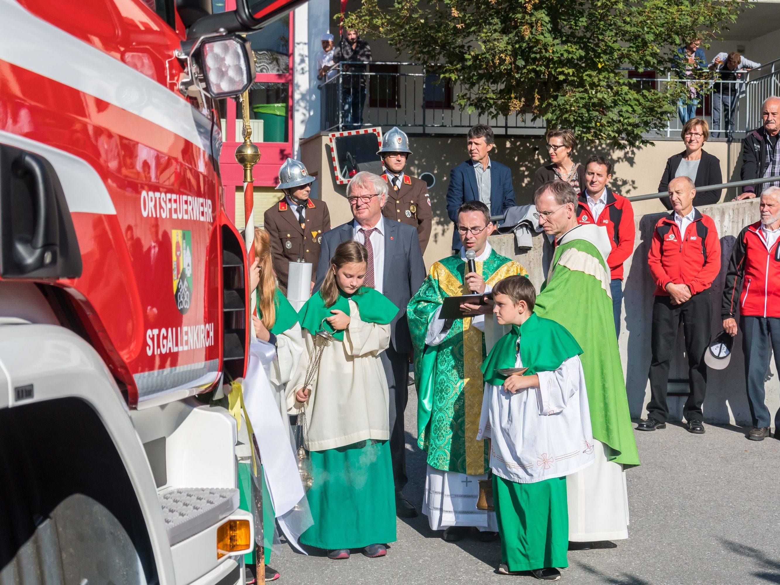 Die kirchliche Segnung des neuen Löschfahrzeuges übernahm Pfarrer Lukas Bonner.