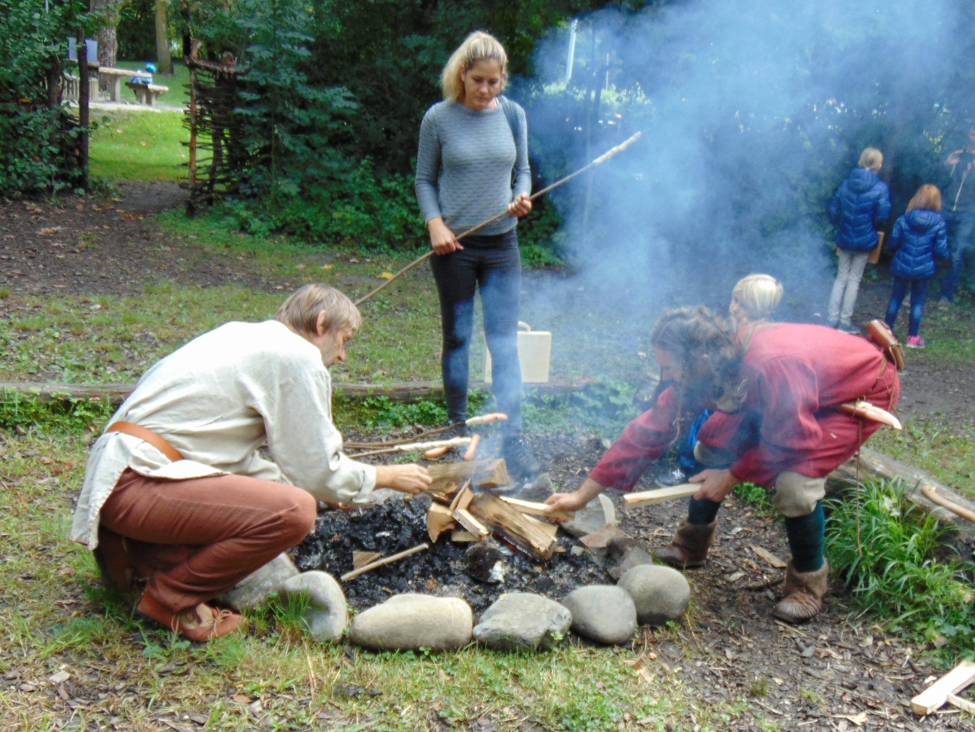 Am Lagerfeuer gab es interessante Geschichten aus der Alamannenzeit Am Lagerfeuer gab es interessante Geschichten aus der Alamannenzeit