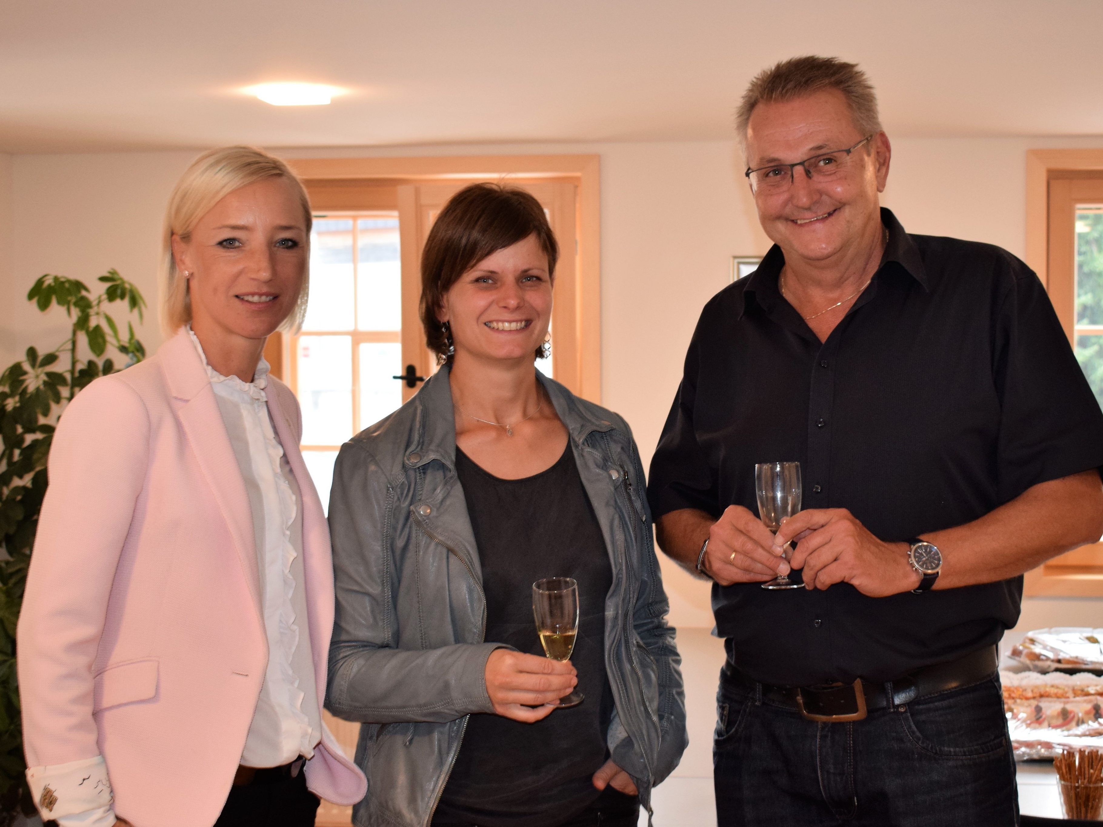 Landesdirektorin Mag. Bianca Großgasteiger, Bürgermeisterin Annette Sohler und Kundenbüroleiter Fridl Bechter. Landesdirektorin Mag. Bianca Großgasteiger, Bürgermeisterin Annette Sohler und Kundenbüroleiter Fridl Bechter.