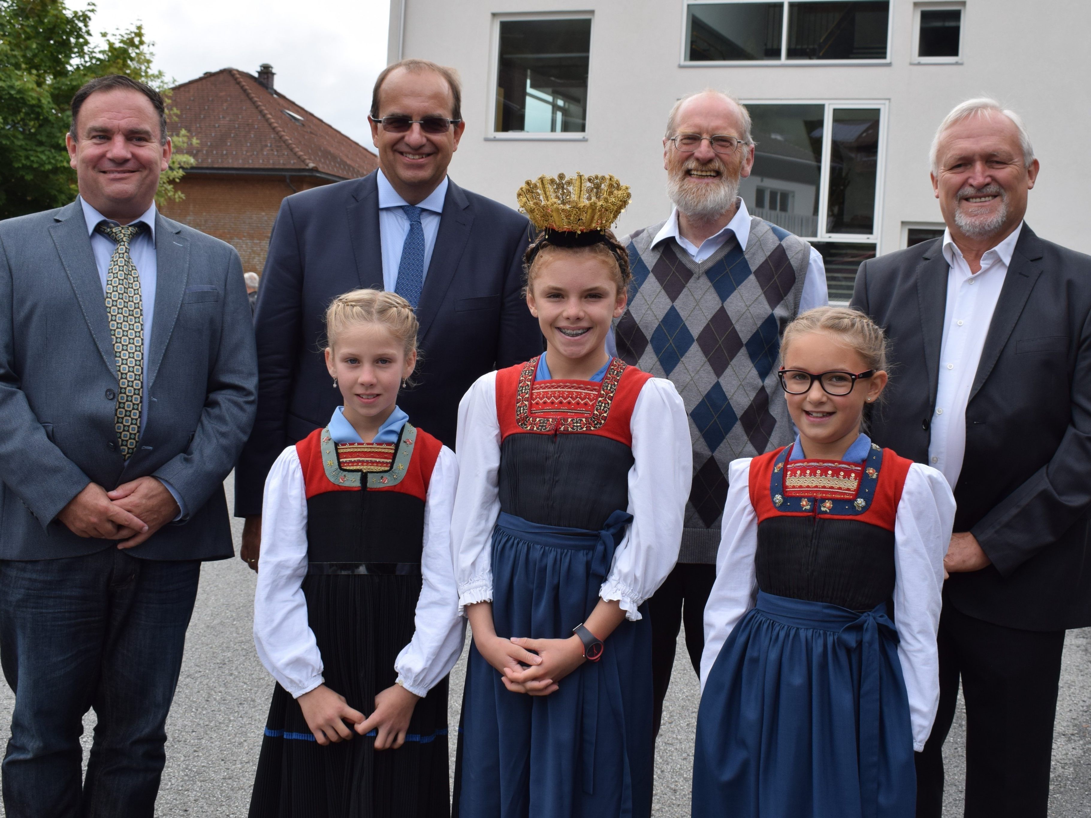 Die Pfarrgemeinderäte Patrick Fink, Markus Vögel und Philipp Beer freuten sich mit den Trachtenkindern über den neuen Pfarrer Josef Walter. Die Pfarrgemeinderäte Patrick Fink, Markus Vögel und Philipp Beer freuten sich mit den Trachtenkindern über den neuen Pfarrer Josef Walter.