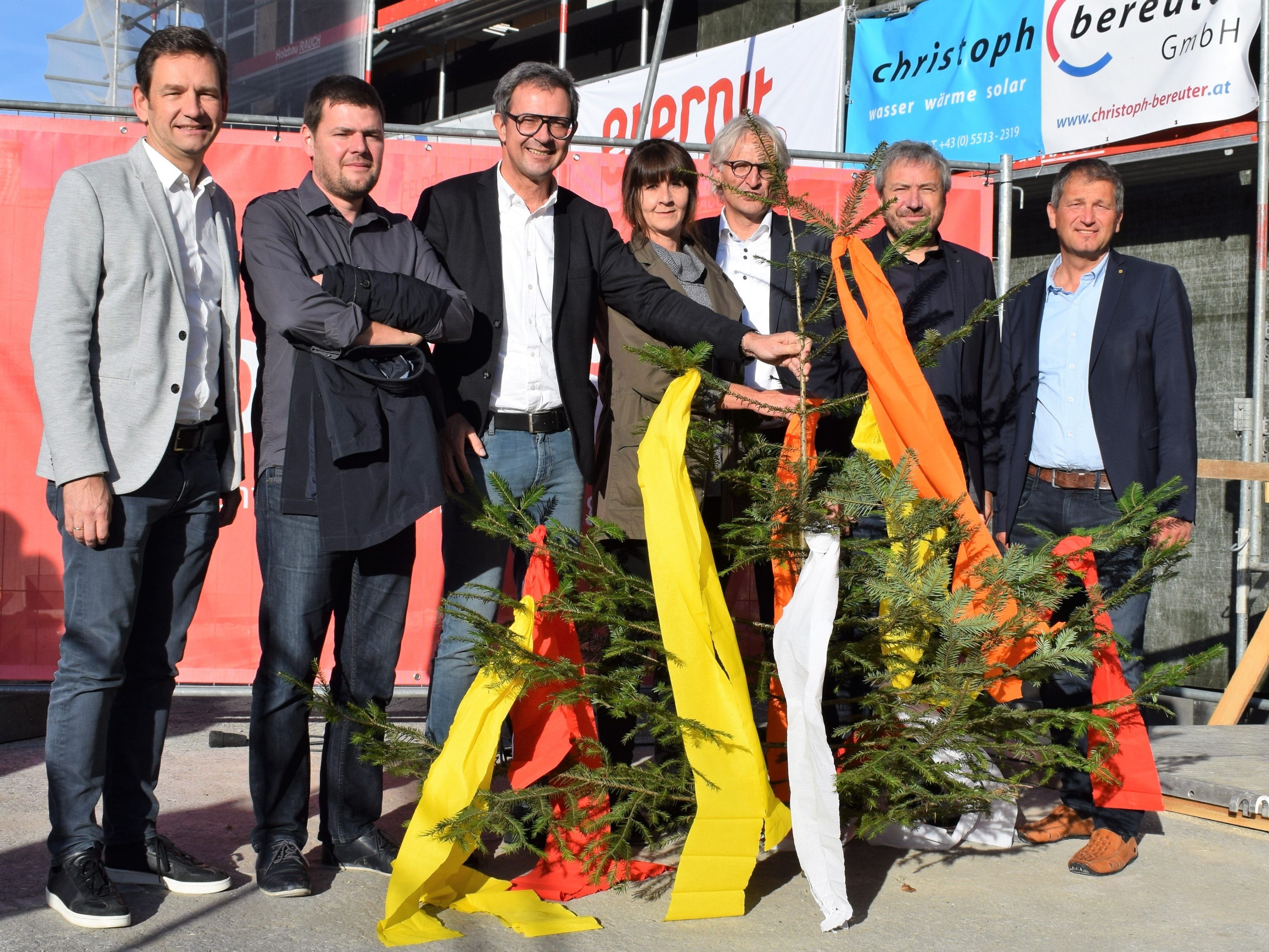Firstfeier „Drei König“: Projektleiter Wolfgang Rüf, Architekt Bernado Bader, DI Bernhard Ölz, Annemarie Hammerer (SPAR), Bgm. Dr. Paul Sutterlüty, Thomas Schwärzler und VDir. Armin Fechtig. Firstfeier „Drei König“: Projektleiter Wolfgang Rüf, Architekt Bernado Bader, DI Bernhard Ölz, Annemarie Hammerer (SPAR), Bgm. Dr. Paul Sutterlüty, Thomas Schwärzler und VDir. Armin Fechtig.