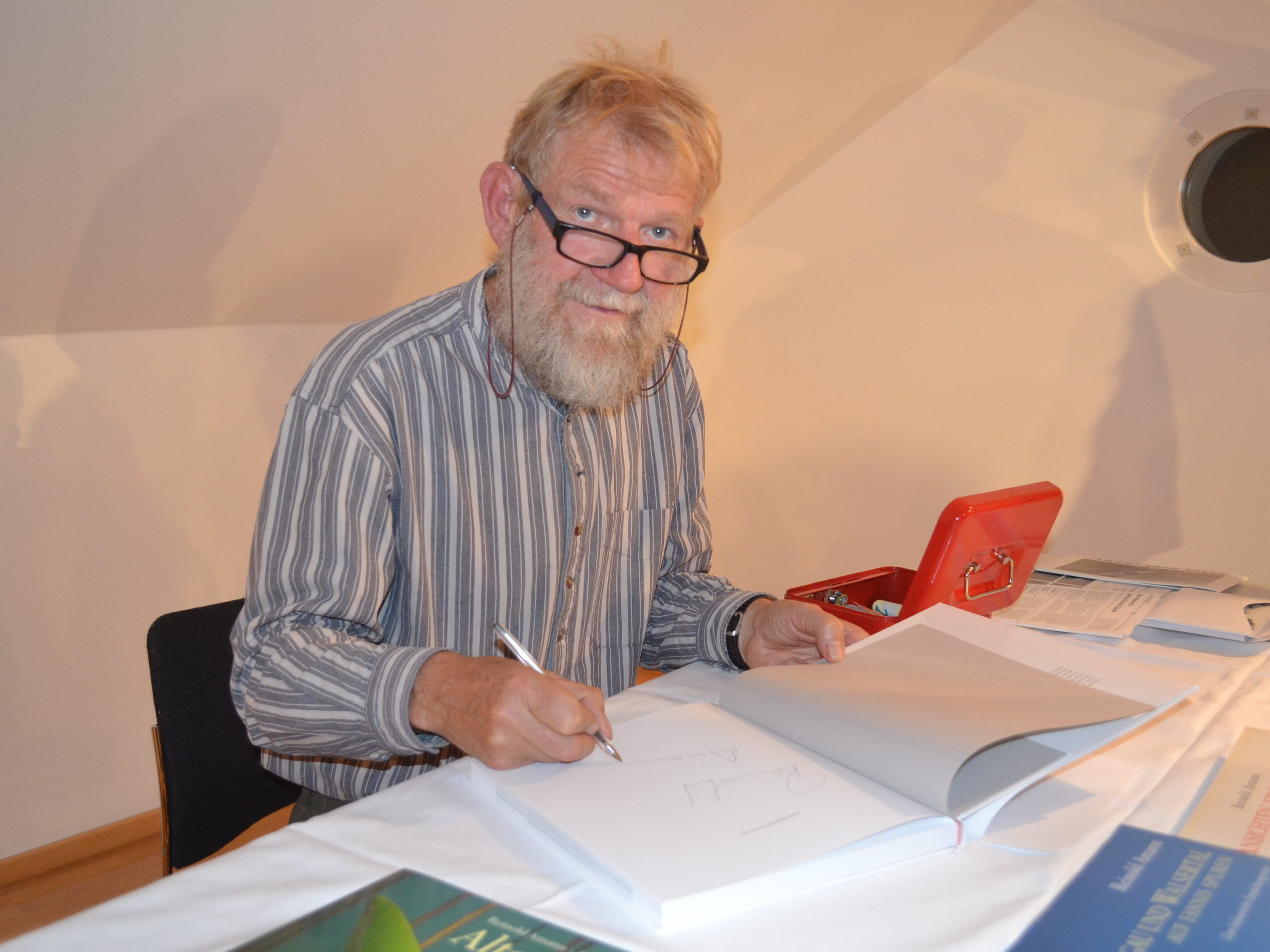 Nach der Buchpräsentation waren signierte Werke gefragt. Nach der Buchpräsentation waren signierte Werke gefragt.