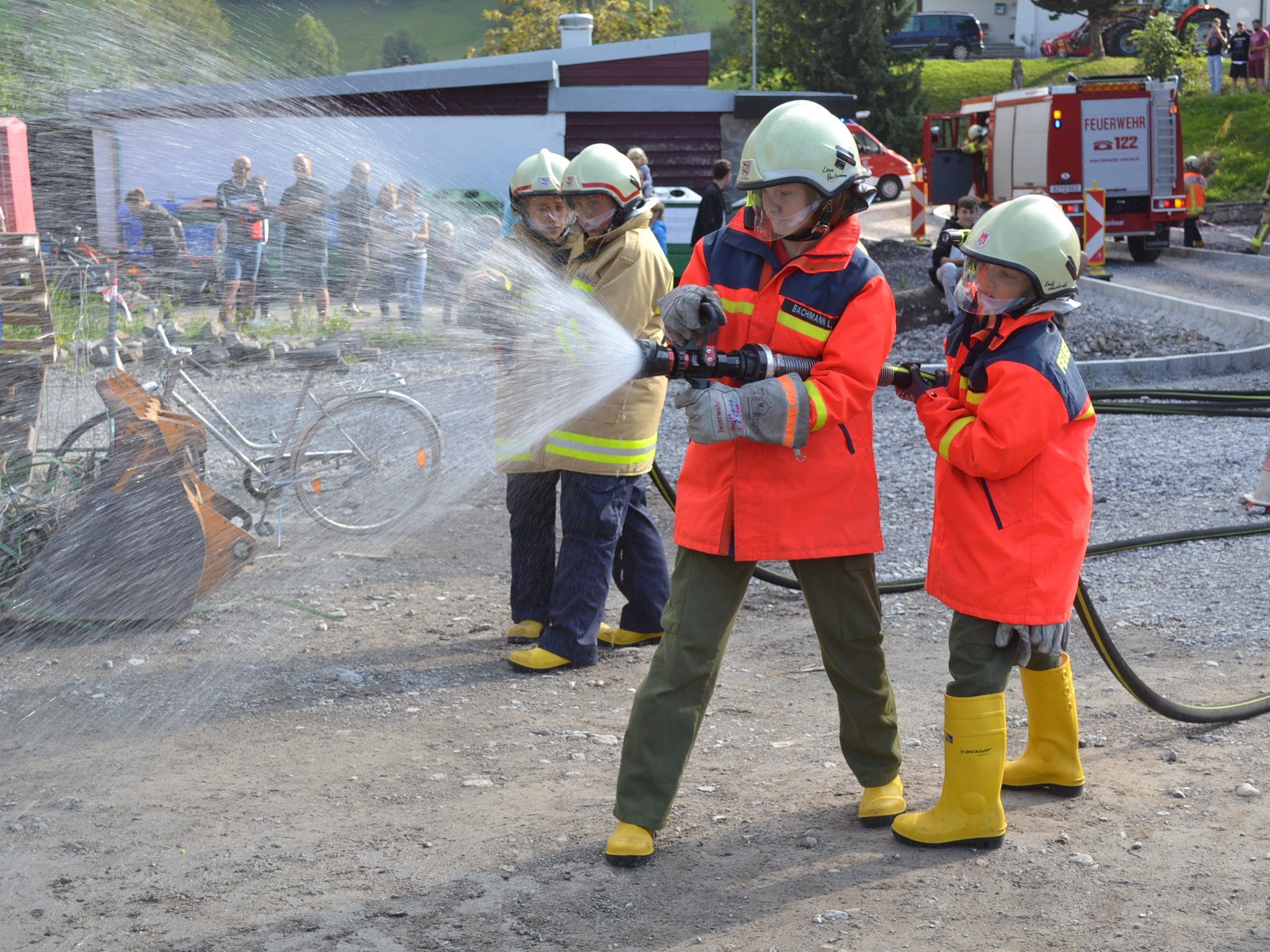 Fahrzeugbrand in Gurtis - die Jungfeuerwehrler wissen, was zu tun ist. Fahrzeugbrand in Gurtis - die Jungfeuerwehrler wissen, was zu tun ist.