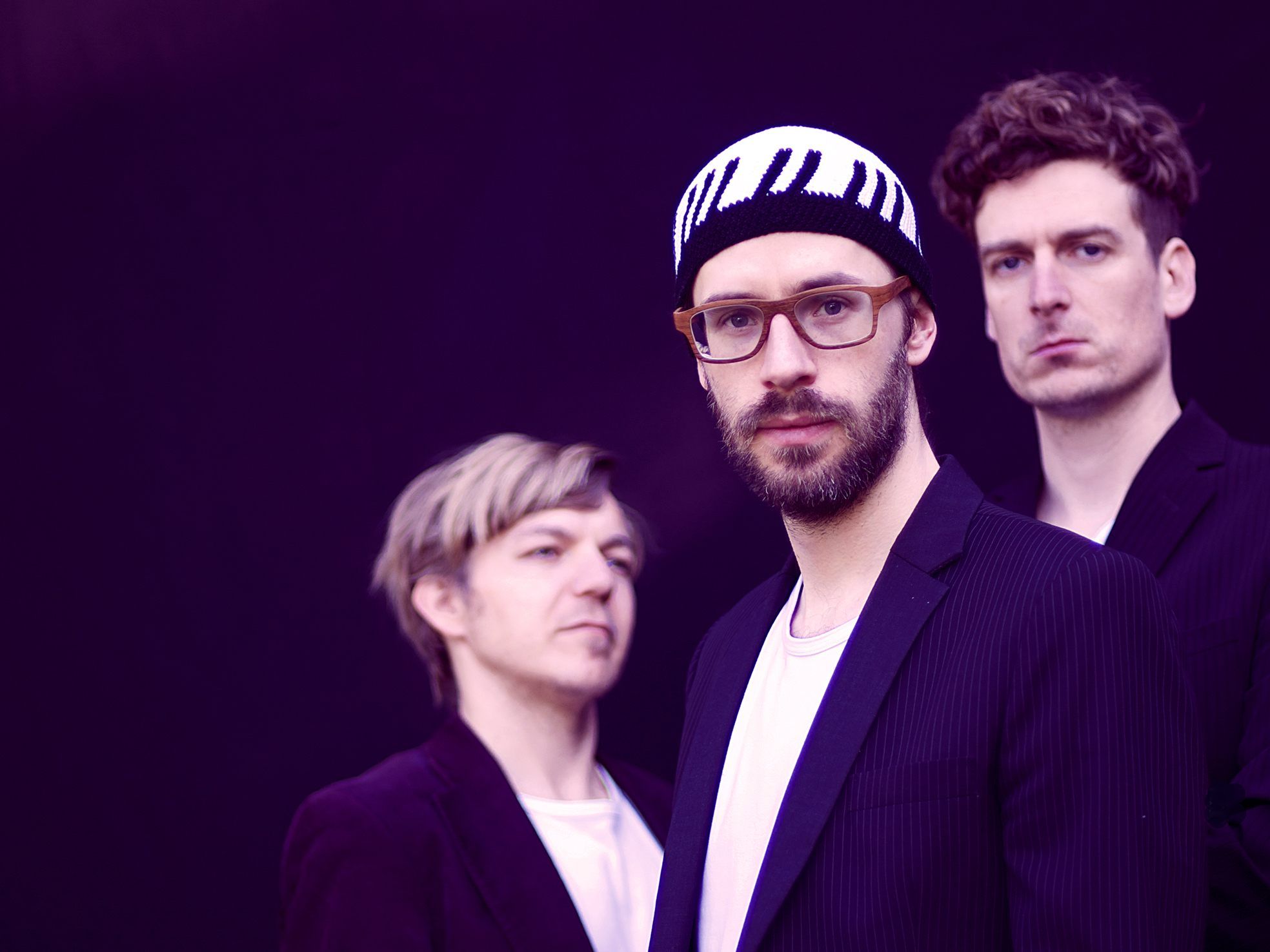 Das Stück "No Borders!" des Jazzmusikers, Pianisten und Komponisten David Helbock wird bei Abenteuer:Re:sonanz uraufgeführt. In der Komposition für Chor und Instrumente lösen sich musikalische Grenzen auf
