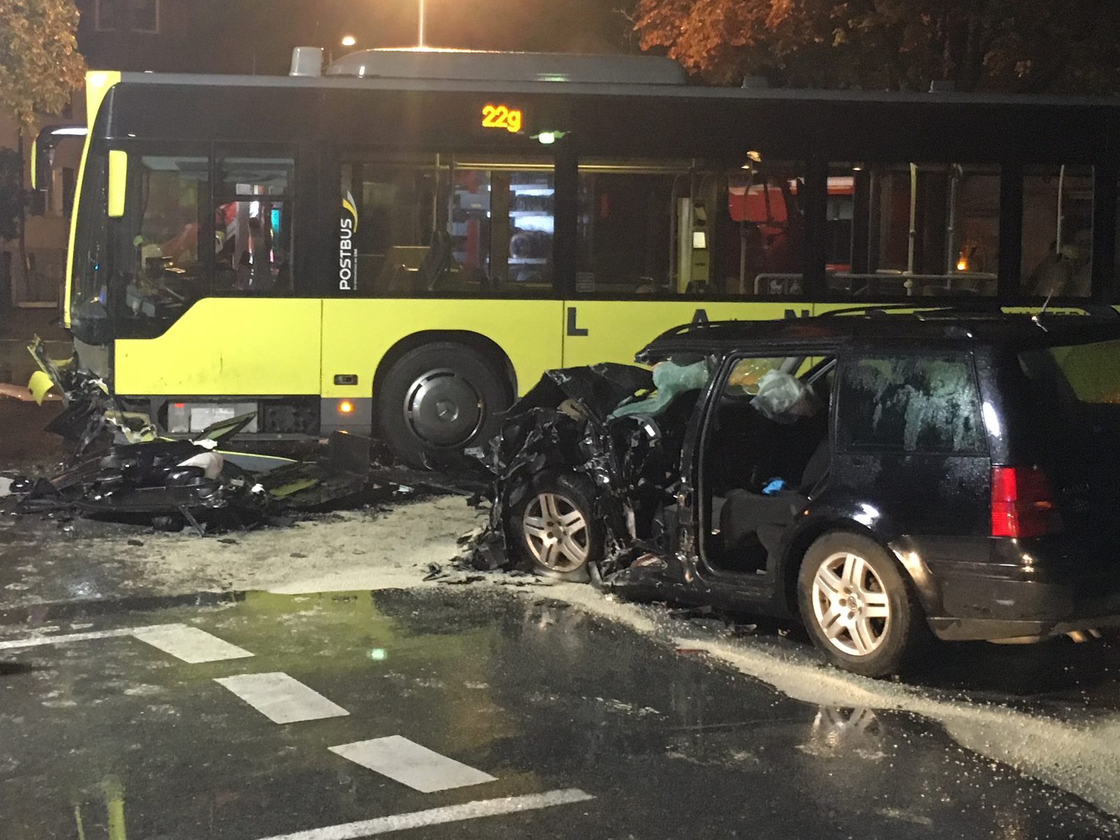 In der Nacht zu Samstag kam es in Altach zu einem UNfall zwischen einem Pkw und einem Linienbus. In der Nacht zu Samstag kam es in Altach zu einem UNfall zwischen einem Pkw und einem Linienbus.