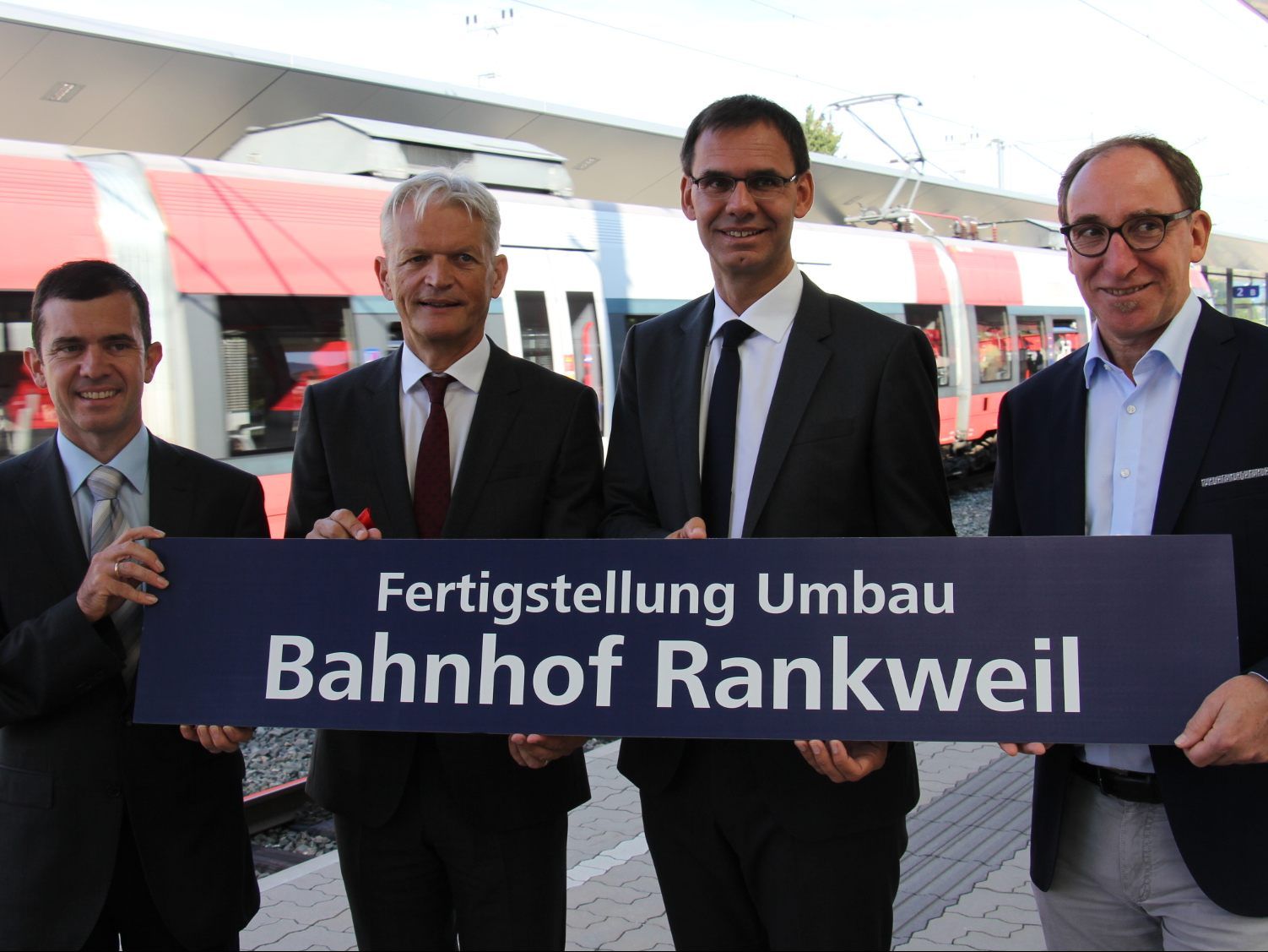 Rankweils Bürgermeister Martin Summer, ÖBB Infrastruktur-Vorstand Franz Bauer, Landeshauptmann Markus Wallner und Landesrat Johannes Rauch (v.l.) eröffneten den umgebauten Bahnhof Rankweil.