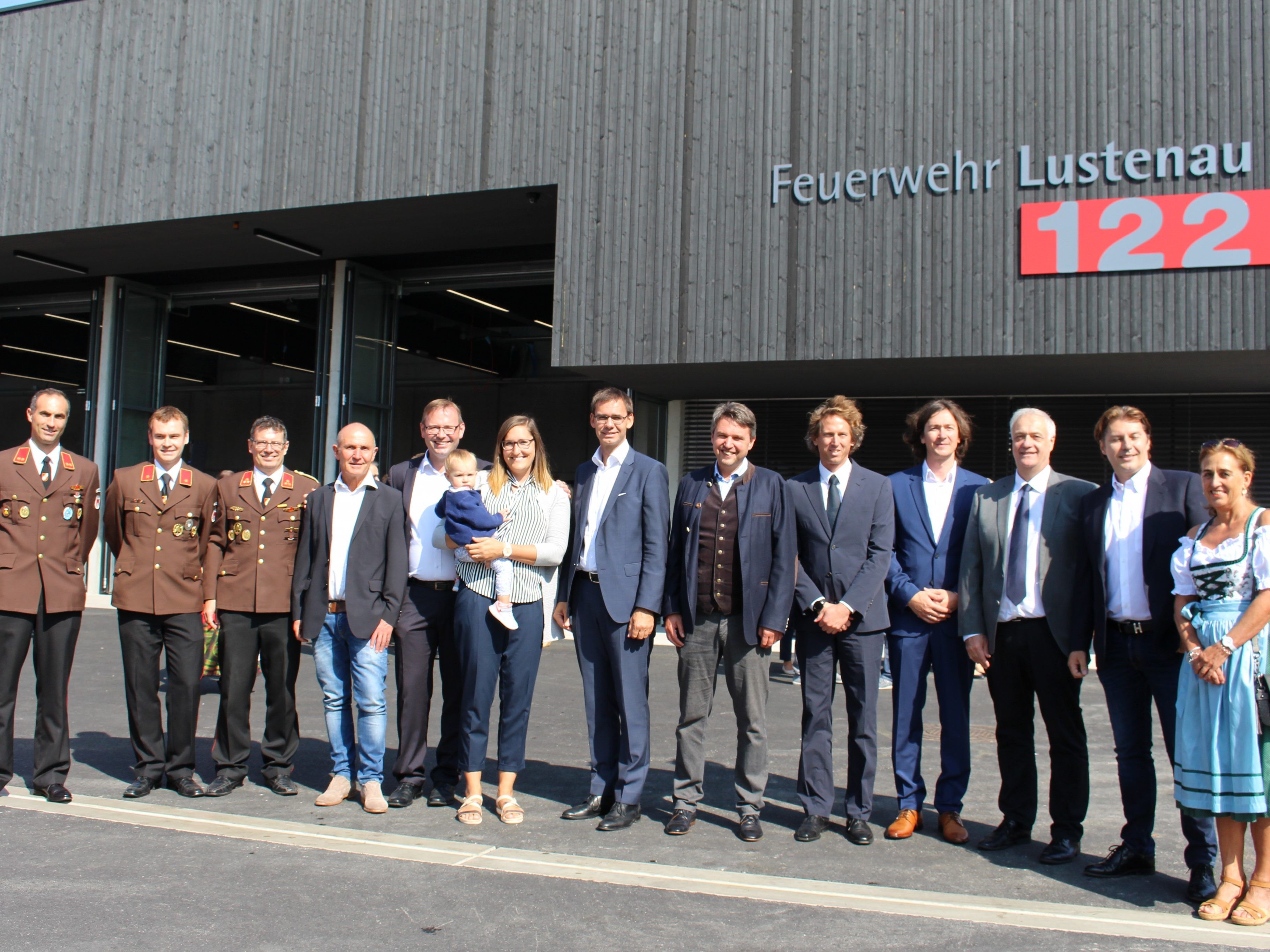 Der Bürgermeister und sein Team freuten sich mit der Feuerwehr Lustenau über das neue Gebäude. Der Bürgermeister und sein Team freuten sich mit der Feuerwehr Lustenau über das neue Gebäude.