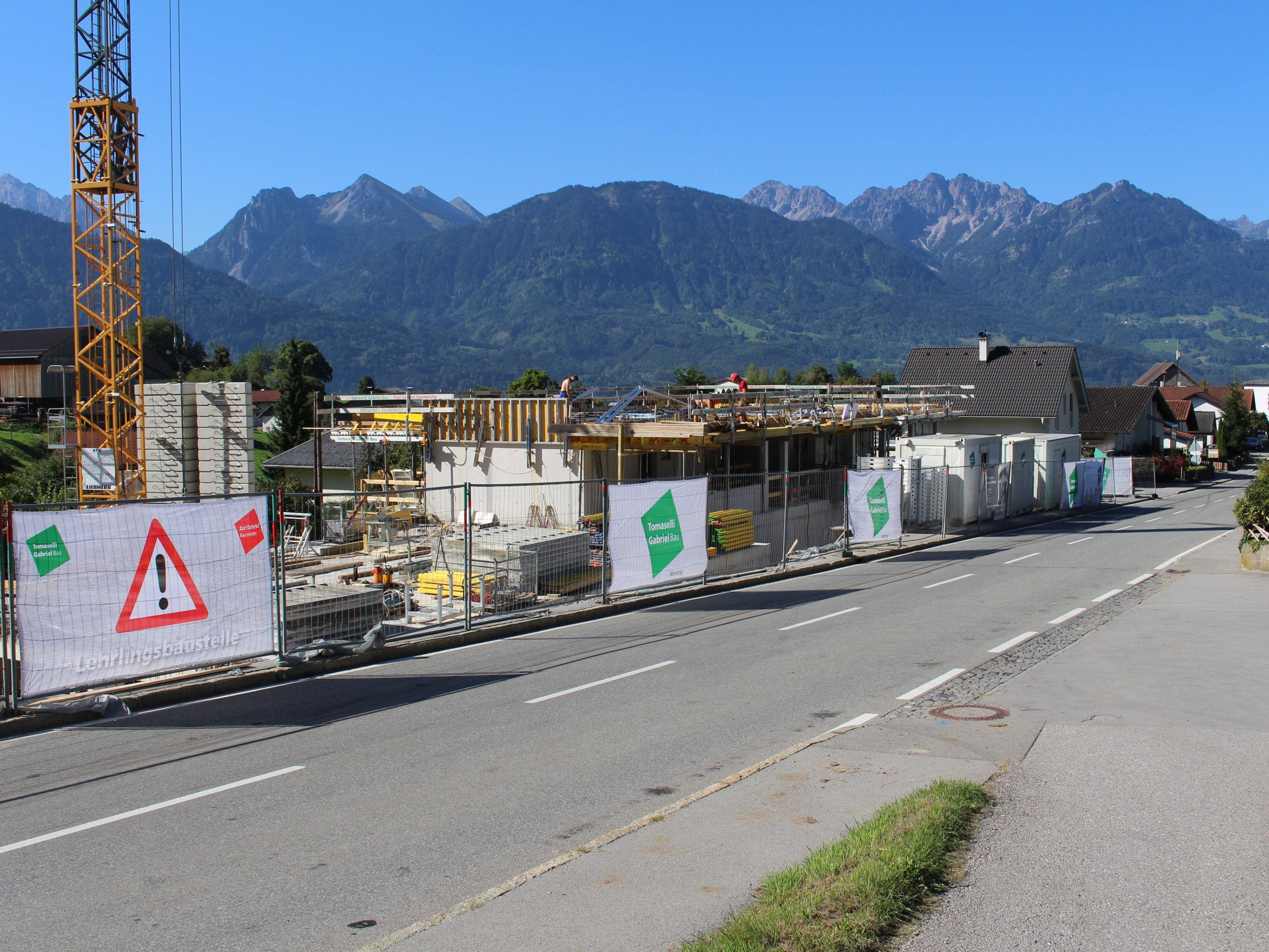 Neue Wohnanlage gegenüber der Auffahrt zur Seilbahn Schnifis. Neue Wohnanlage gegenüber der Auffahrt zur Seilbahn Schnifis.