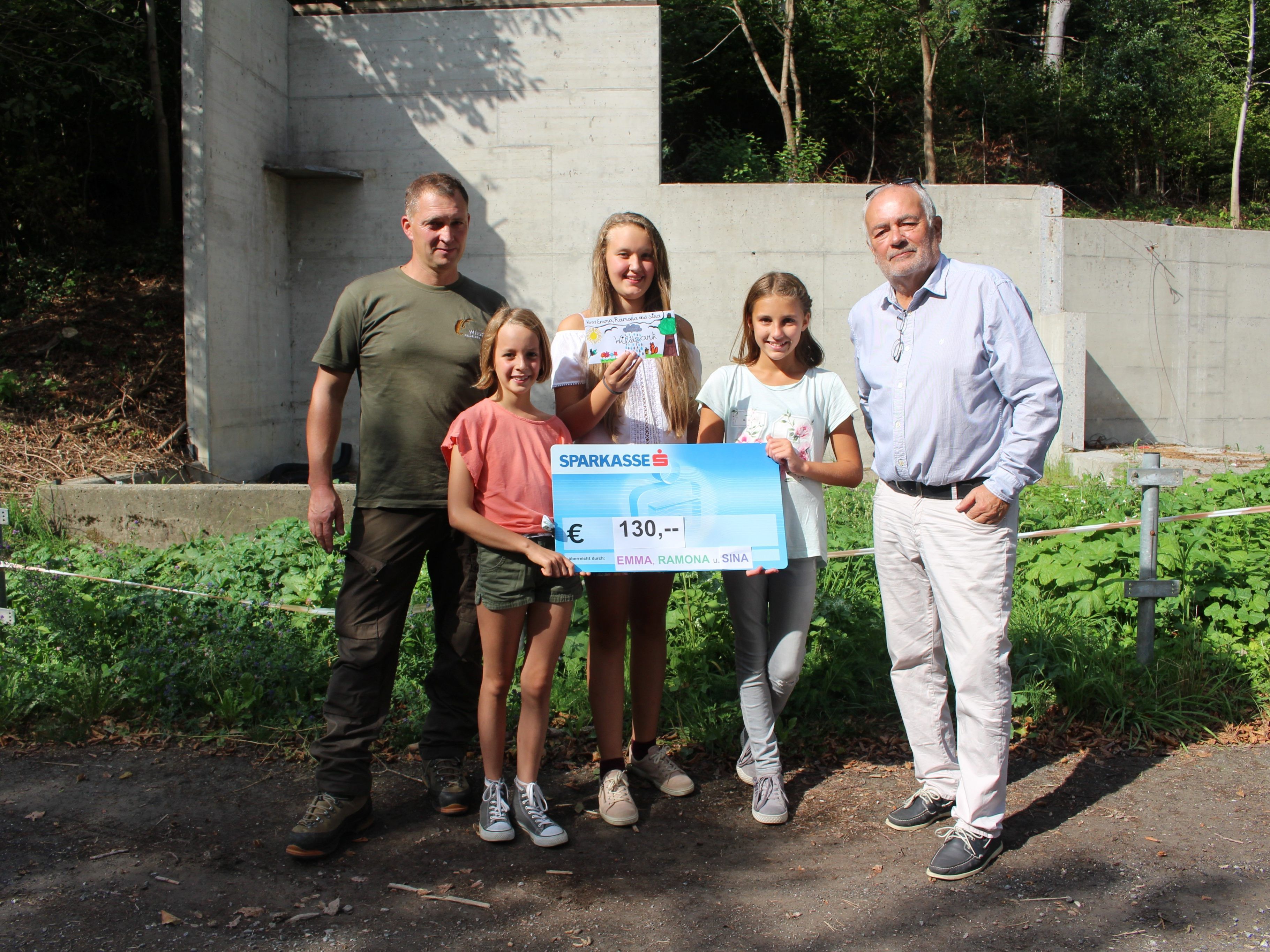 Ramona, Emma und Sina sammelten für den Wildpark Spenden.