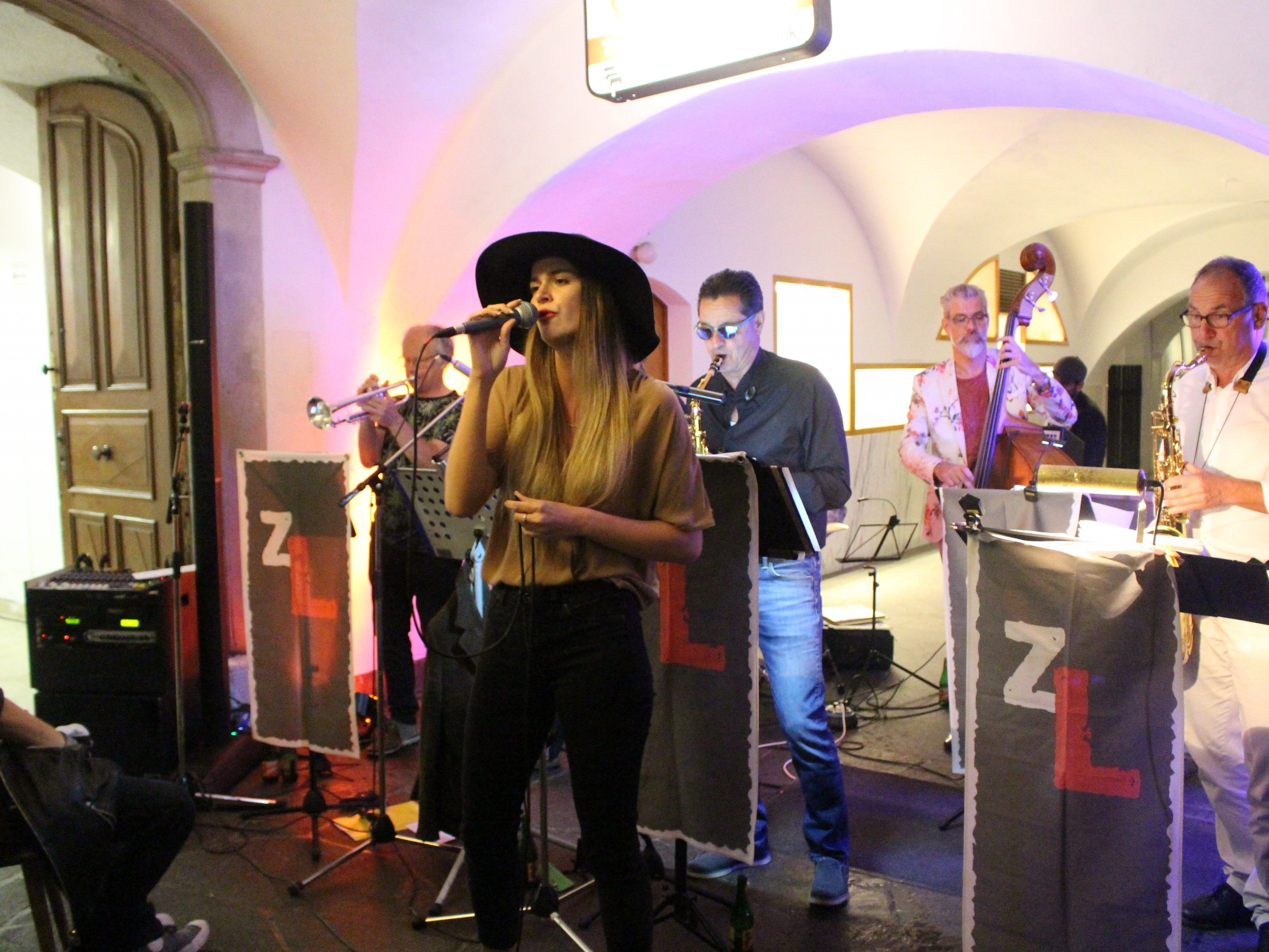 Miss Vorarlberg Daria Schuricht und die "Zitternden Lippen" spielten am Café Hecht.