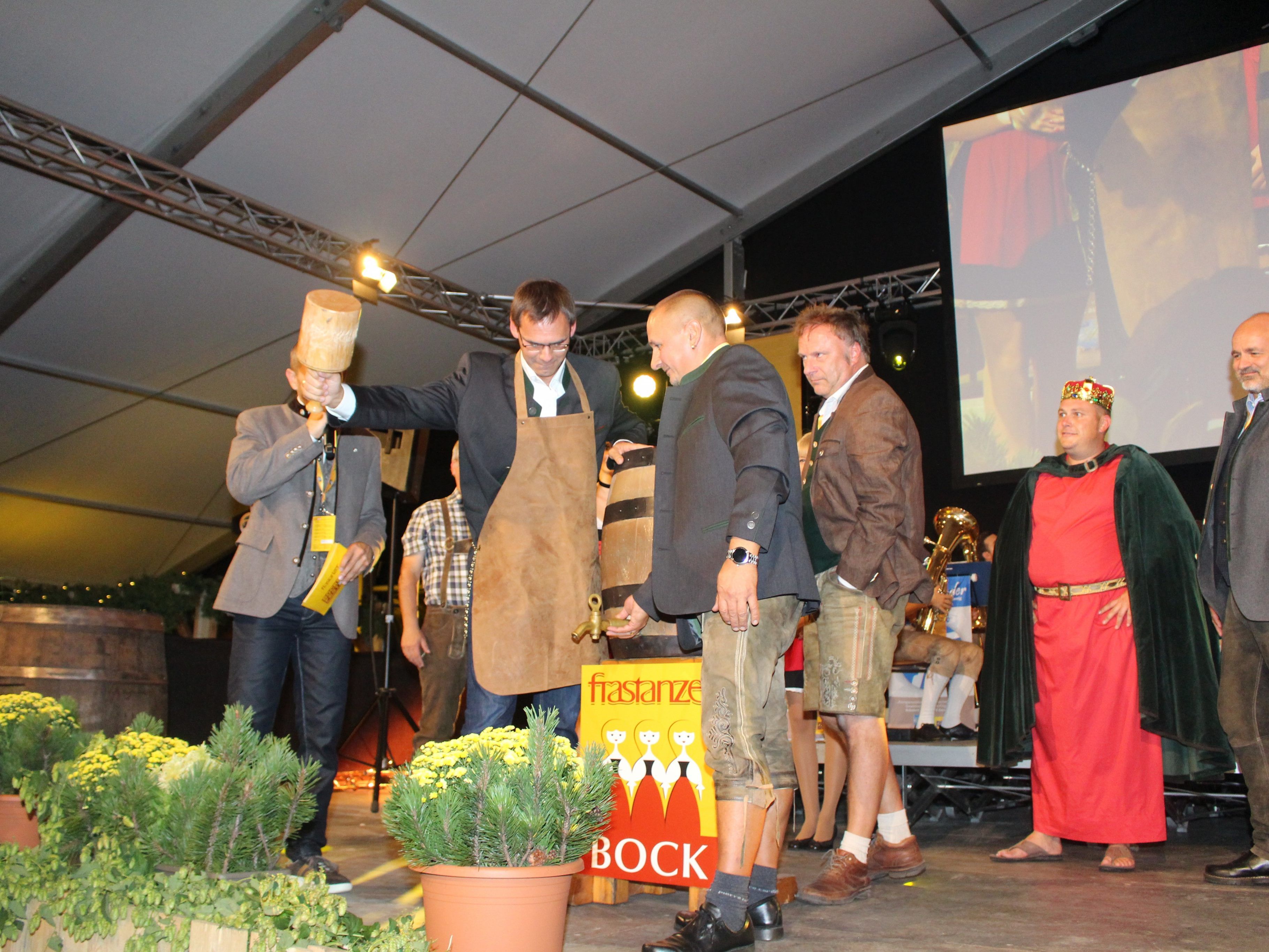 Feierlich wurde das erste Bockbierfass angezapft. Feierlich wurde das erste Bockbierfass angezapft.