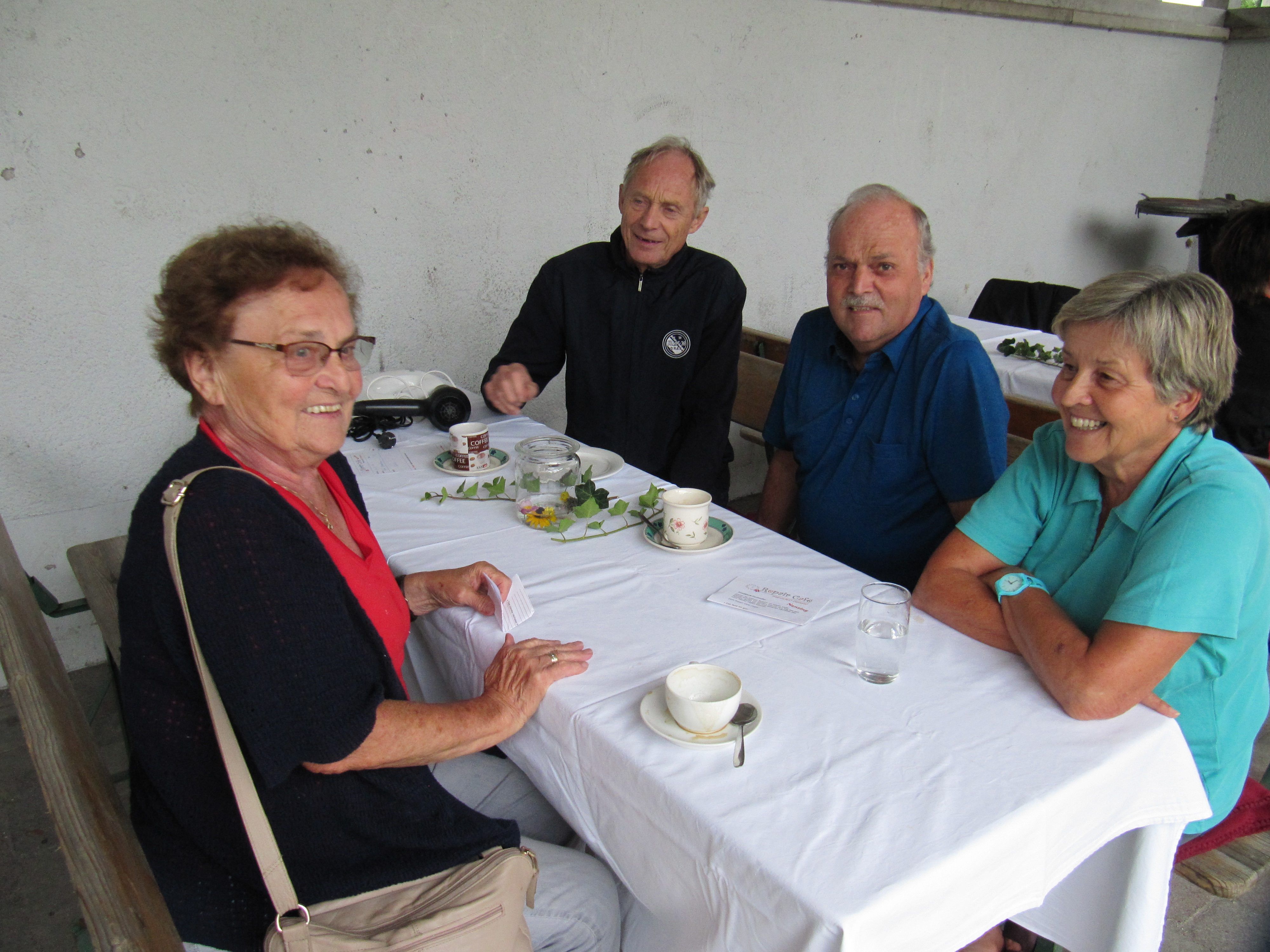 Bei Kaffee, Tee, Kuchen und angenehmen Gesprächen fällt das Warten leichter. Bei Kaffee, Tee, Kuchen und angenehmen Gesprächen fällt das Warten leichter.
