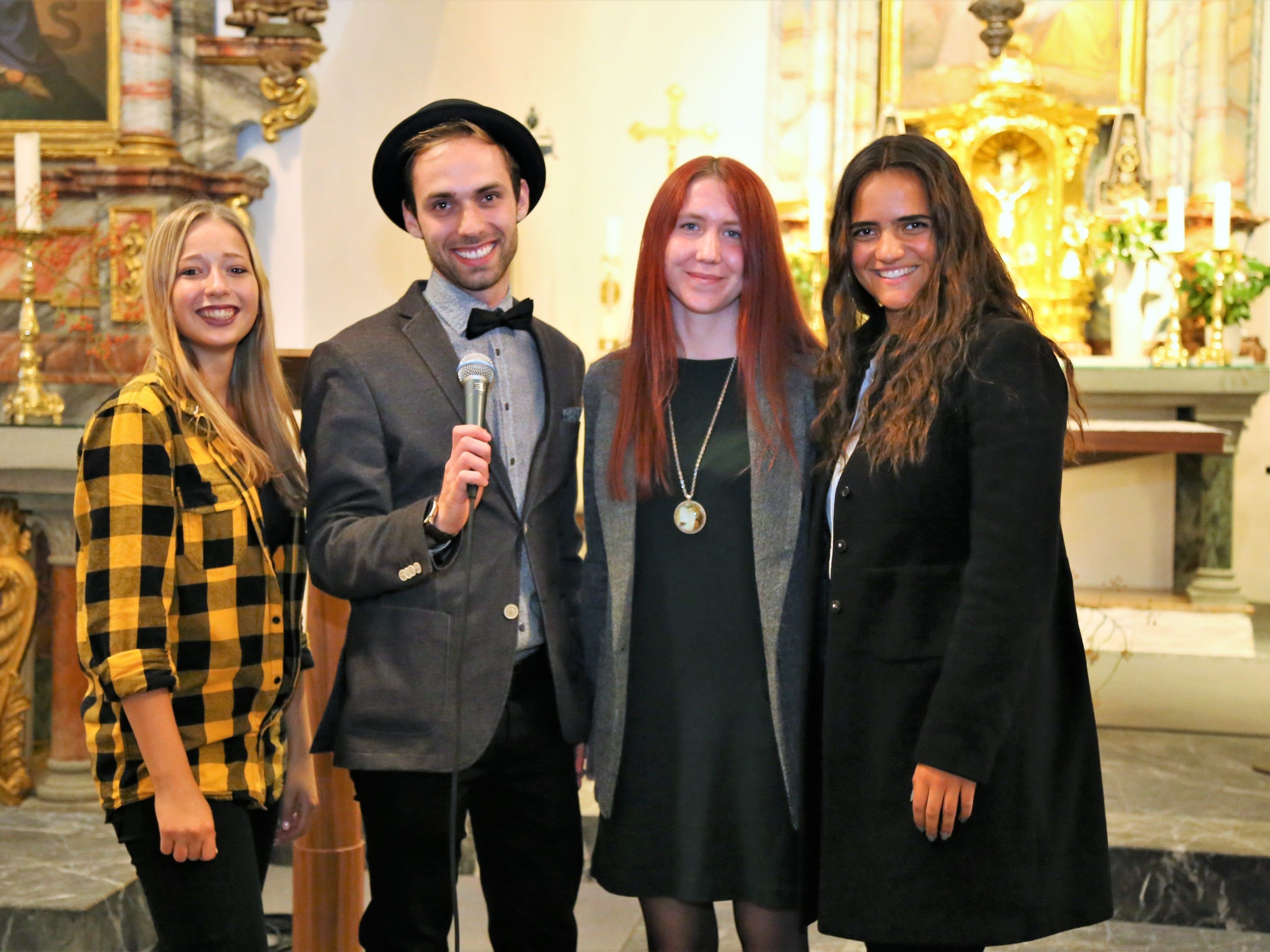 Ines Strohmaier, Moderator Joe Hafner, Luna Levay und Lara Freitas unterhielten mit Anekdoten aus dem Leben die Gäste in der St.-Peter-Kirche. Ines Strohmaier, Moderator Joe Hafner, Luna Levay und Lara Freitas unterhielten mit Anekdoten aus dem Leben die Gäste in der St.-Peter-Kirche.
