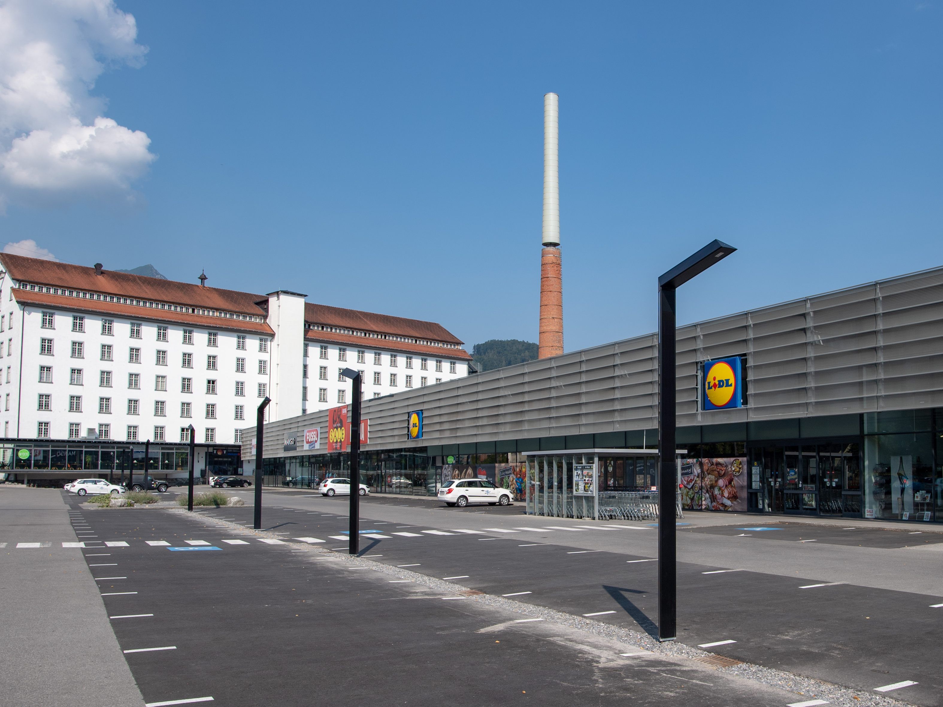 Acht LEDIVA-Leuchten von LEDON werten mit ihrem markant dreieckigen Profil den Parkplatz des Fachmarktzentrums Lünersee Park auch optisch auf.