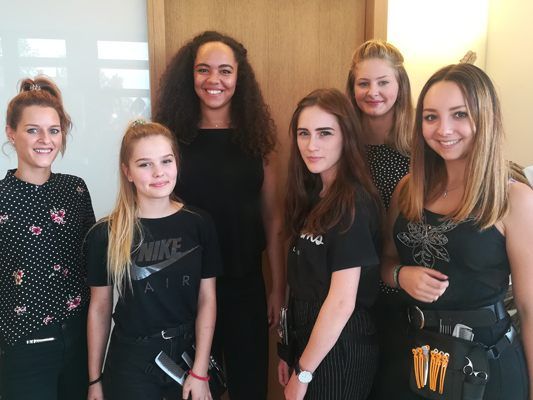 v.l.n.r.: Ausbildnerin: Carina Fink, Lehrlinge: Dorotea Pajovic, Zoe Troy, Jessica Tagwerker, Christiane Forster, und Annika Bereuter v.l.n.r.: Ausbildnerin: Carina Fink, Lehrlinge: Dorotea Pajovic, Zoe Troy, Jessica Tagwerker, Christiane Forster, und Annika Bereuter