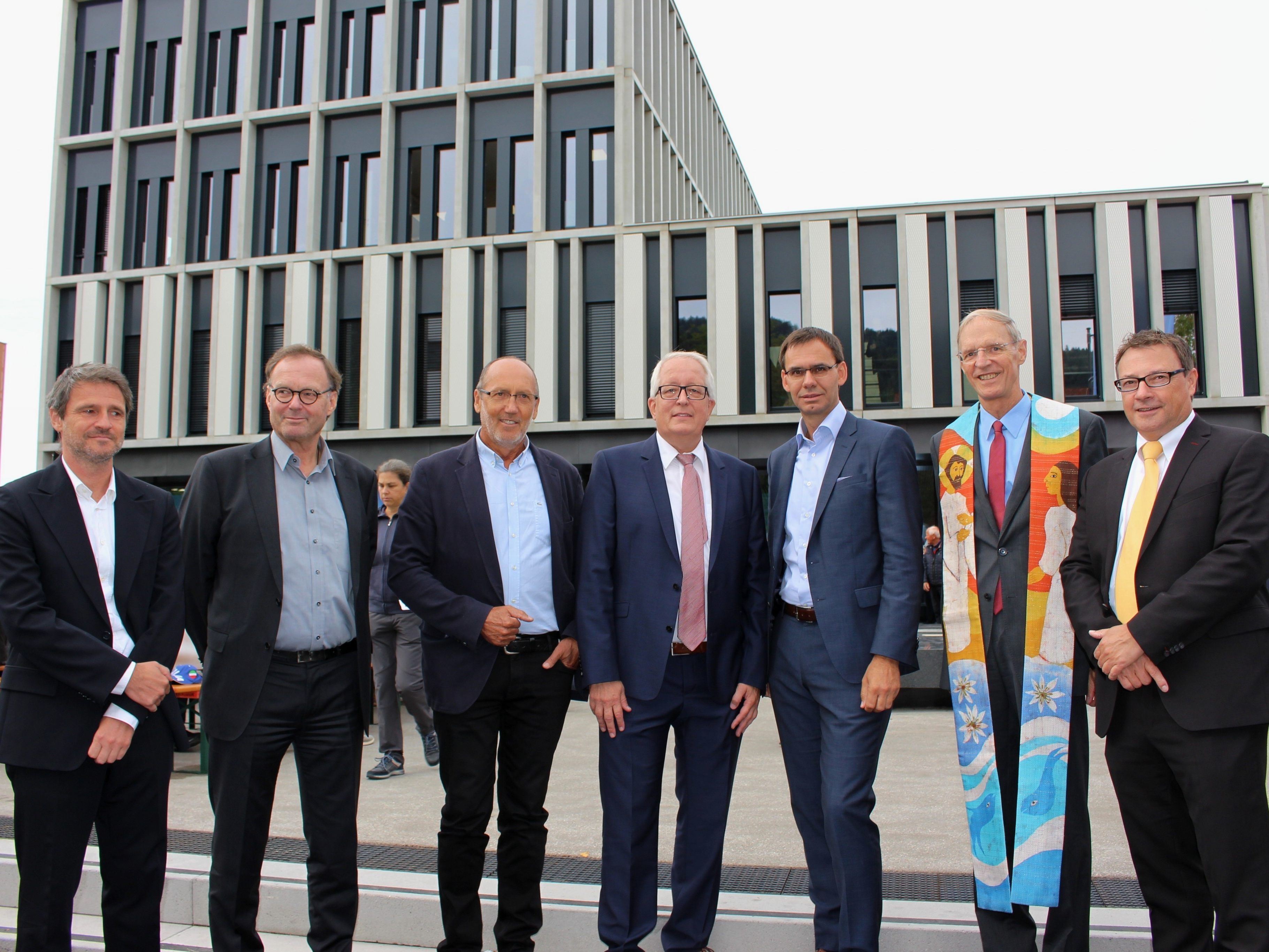 Die Architekten Manfred Koller und Helmut Kuess, aBgm. Xaver Sinz, Bgm. Michael Simma, LH Markus Wallner, Pfarrer Gerhard Mähr und Vize-Bgm. Christophorus Schmid. Die Architekten Manfred Koller und Helmut Kuess, aBgm. Xaver Sinz, Bgm. Michael Simma, LH Markus Wallner, Pfarrer Gerhard Mähr und Vize-Bgm. Christophorus Schmid.