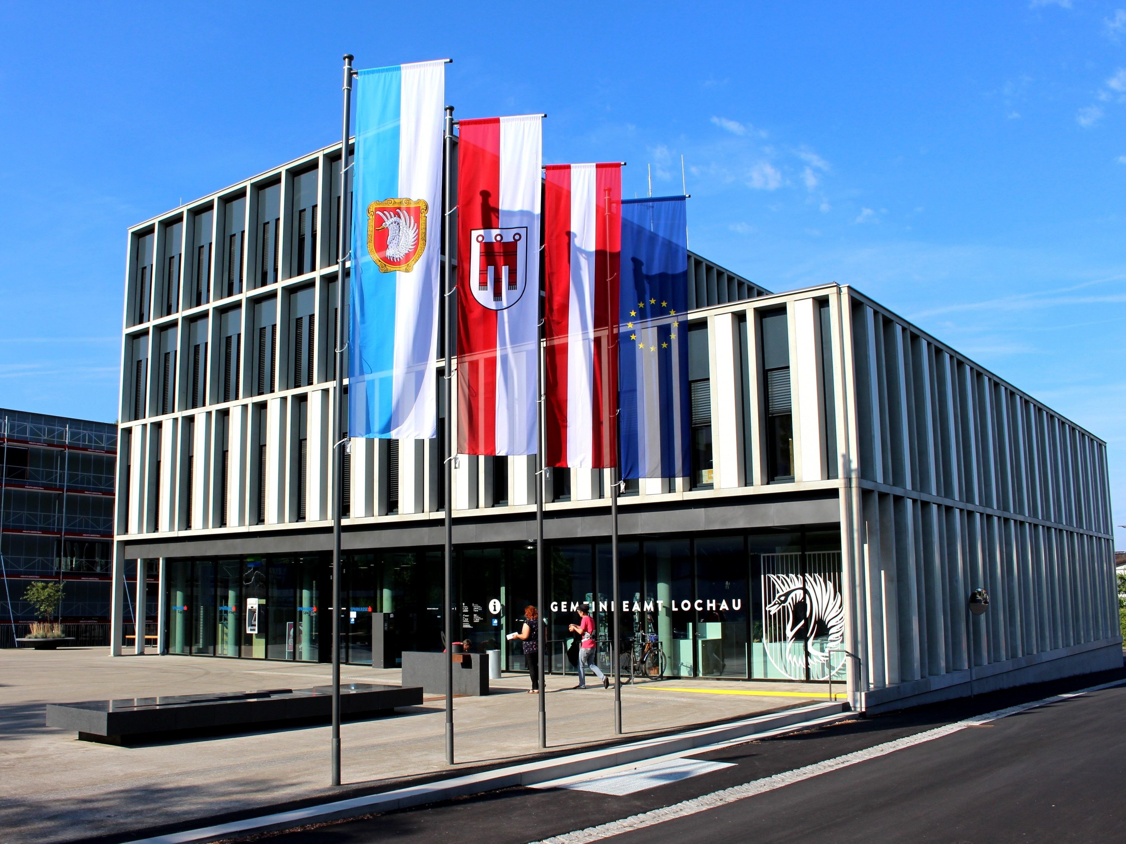 Beim „Tag der offenen Tür“ mit der offiziellen festlichen Eröffnung des Hauses sowie einem gemütlichen Hock auf dem neuen Dorfplatz hat die Bevölkerung reichlich Gelegenheit, das neue „Gemeindehaus Lochau“ zu besichtigen. Beim „Tag der offenen Tür“ mit der offiziellen festlichen Eröffnung des Hauses sowie einem gemütlichen Hock auf dem neuen Dorfplatz hat die Bevölkerung reichlich Gelegenheit, das neue „Gemeindehaus Lochau“ zu besichtigen.