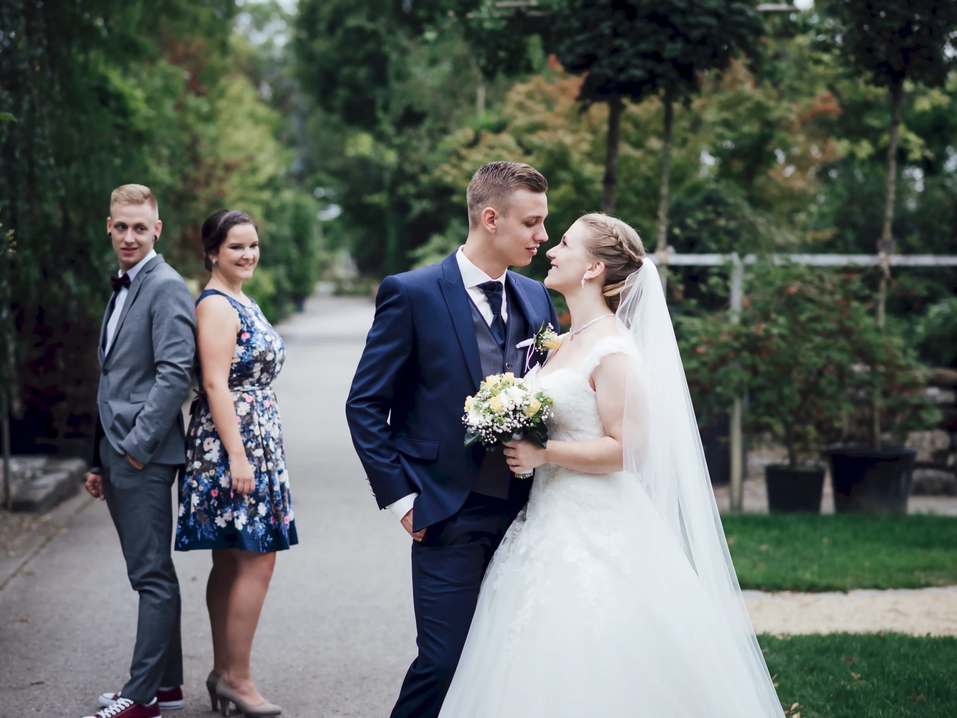 Melissa und Dominik mit ihren Trauzeugen Antonia und Aaron