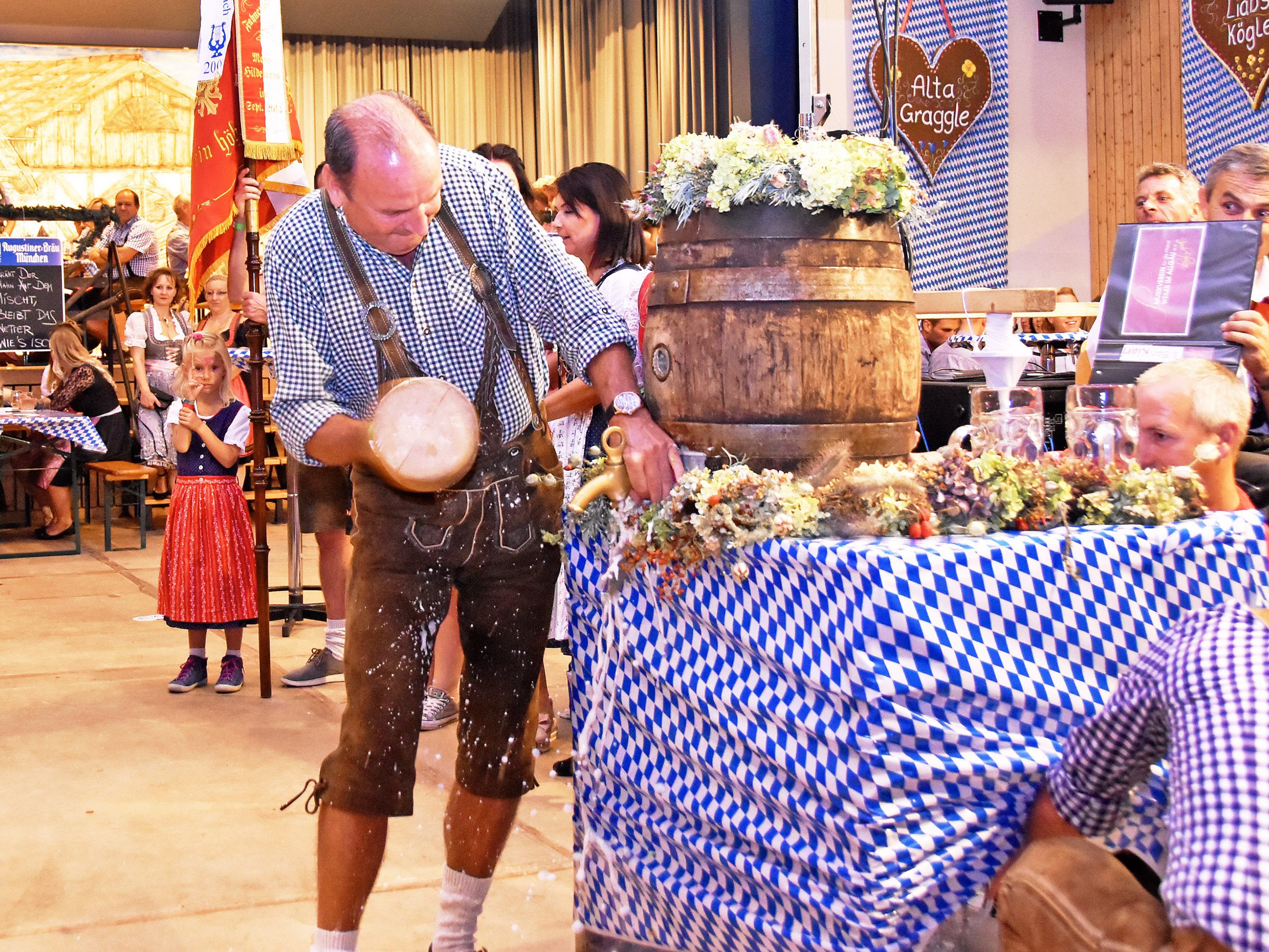 Perfekter Fassanstich beim Oktoberfest Gaißau durch Bürgermeister Reinhold Eberle. Perfekter Fassanstich beim Oktoberfest Gaißau durch Bürgermeister Reinhold Eberle.