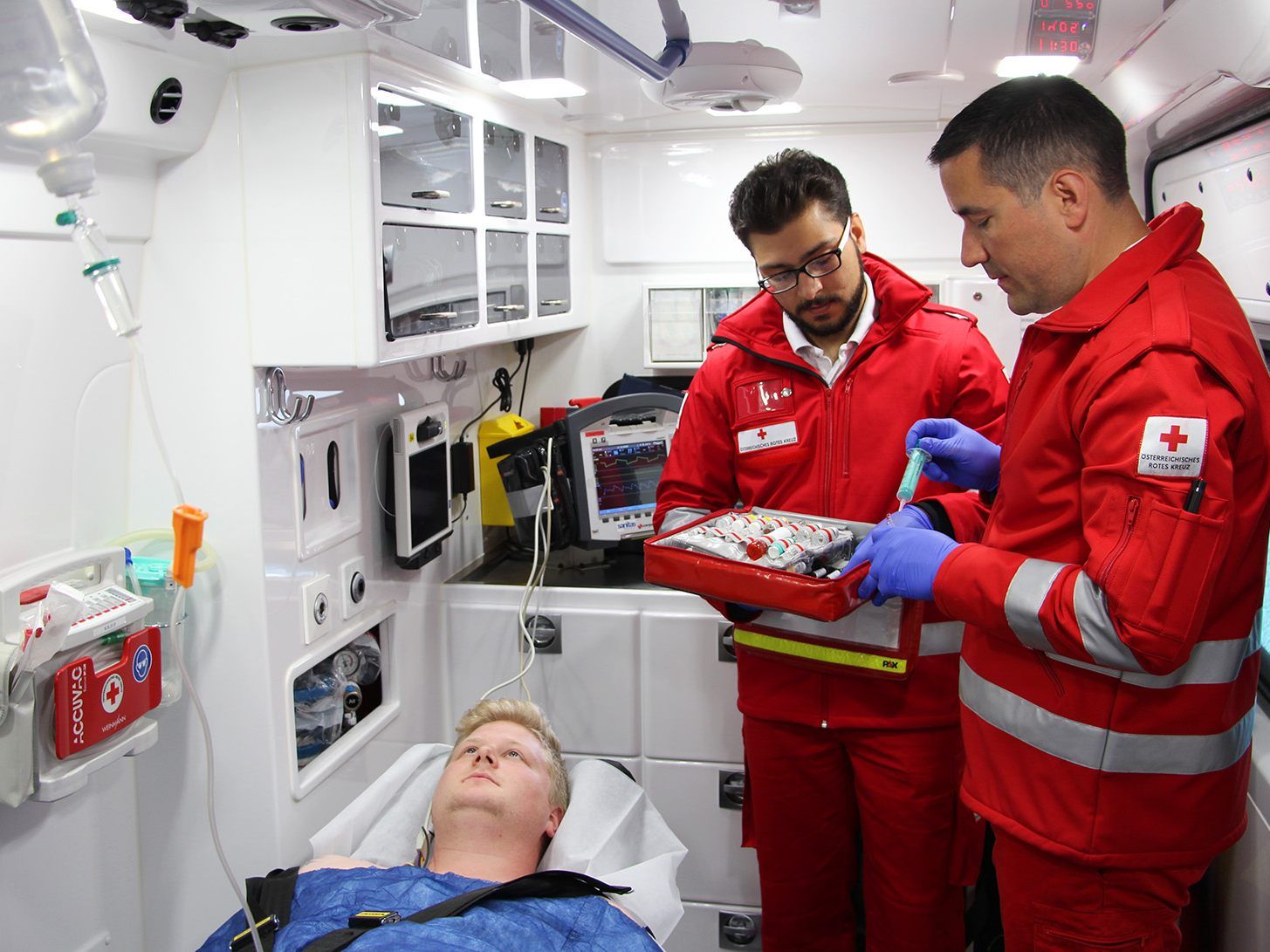 Die Notfallsanitäter mit Notkompetenz am Einsatzort verabreichen Infusionen und gewisse Notfallmedikamente.