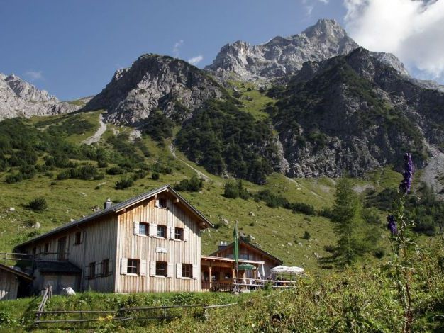 Die Sarotlahütte liegt auf 1.645 Metern Höhe.
