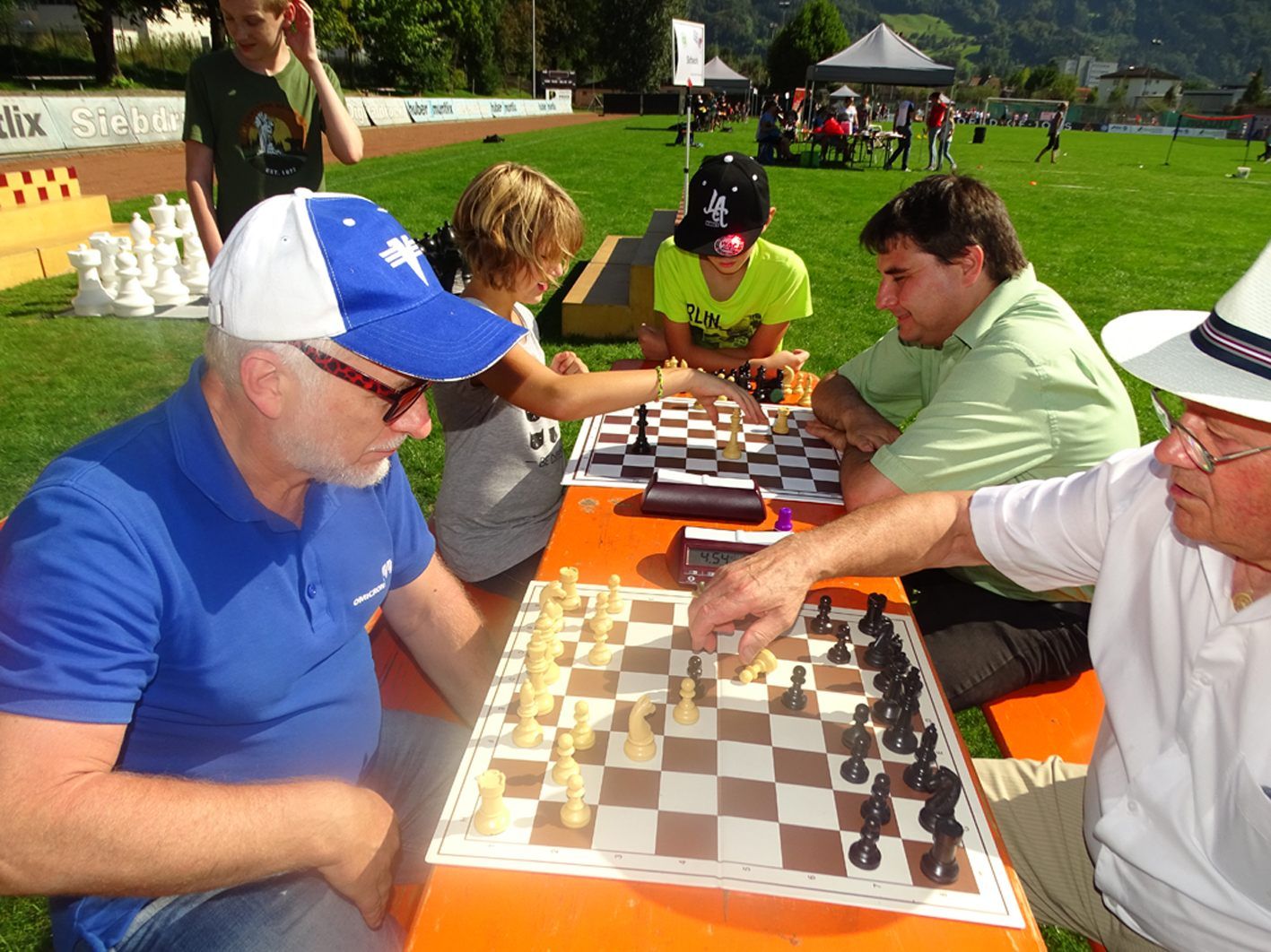 Mitglieder des Hohenemser Schachklubs stellten das königliche Spiel vor.