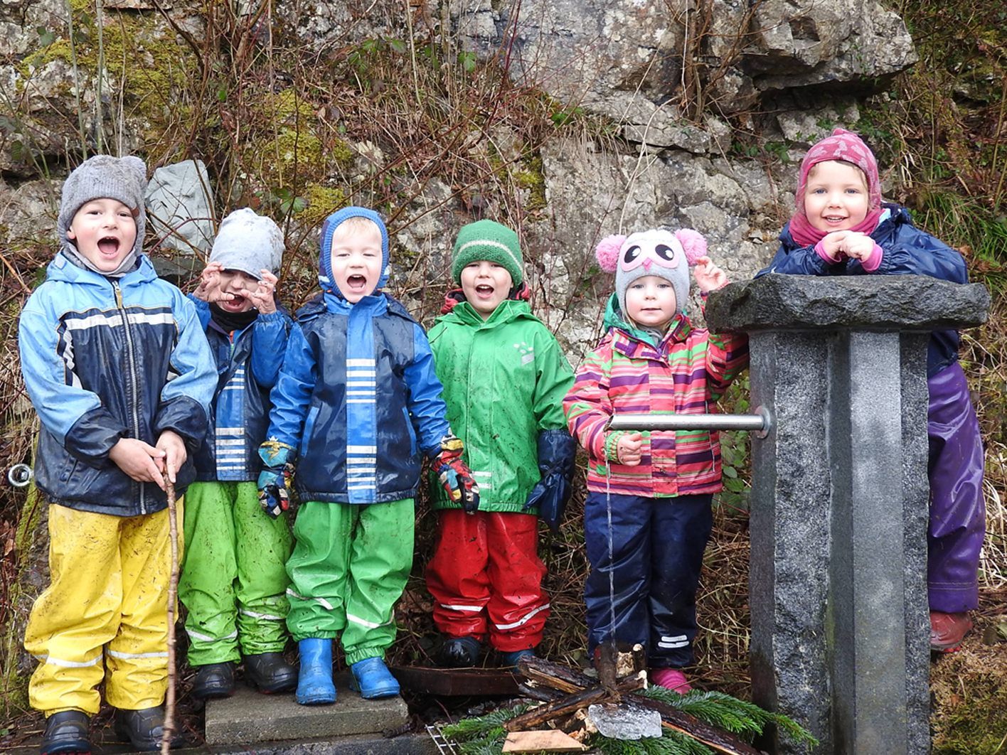 Auch die Ringareia-Waldspielgruppe bietet jeweils am Donnerstag einen offenen Treff an. Auch die Ringareia-Waldspielgruppe bietet jeweils am Donnerstag einen offenen Treff an.