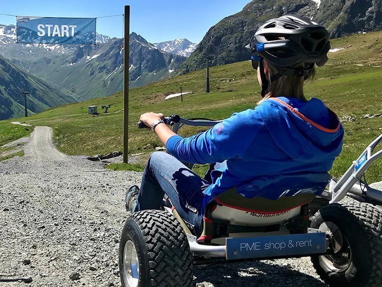 Wie die Gargellner Bergbahnen mit dem Mountaincart-Fahrspaß bieten inzwischen viele Bergbahnen im Sommer besondere Aktivitäten und Erlebnisse an. Wie die Gargellner Bergbahnen mit dem Mountaincart-Fahrspaß bieten inzwischen viele Bergbahnen im Sommer besondere Aktivitäten und Erlebnisse an.