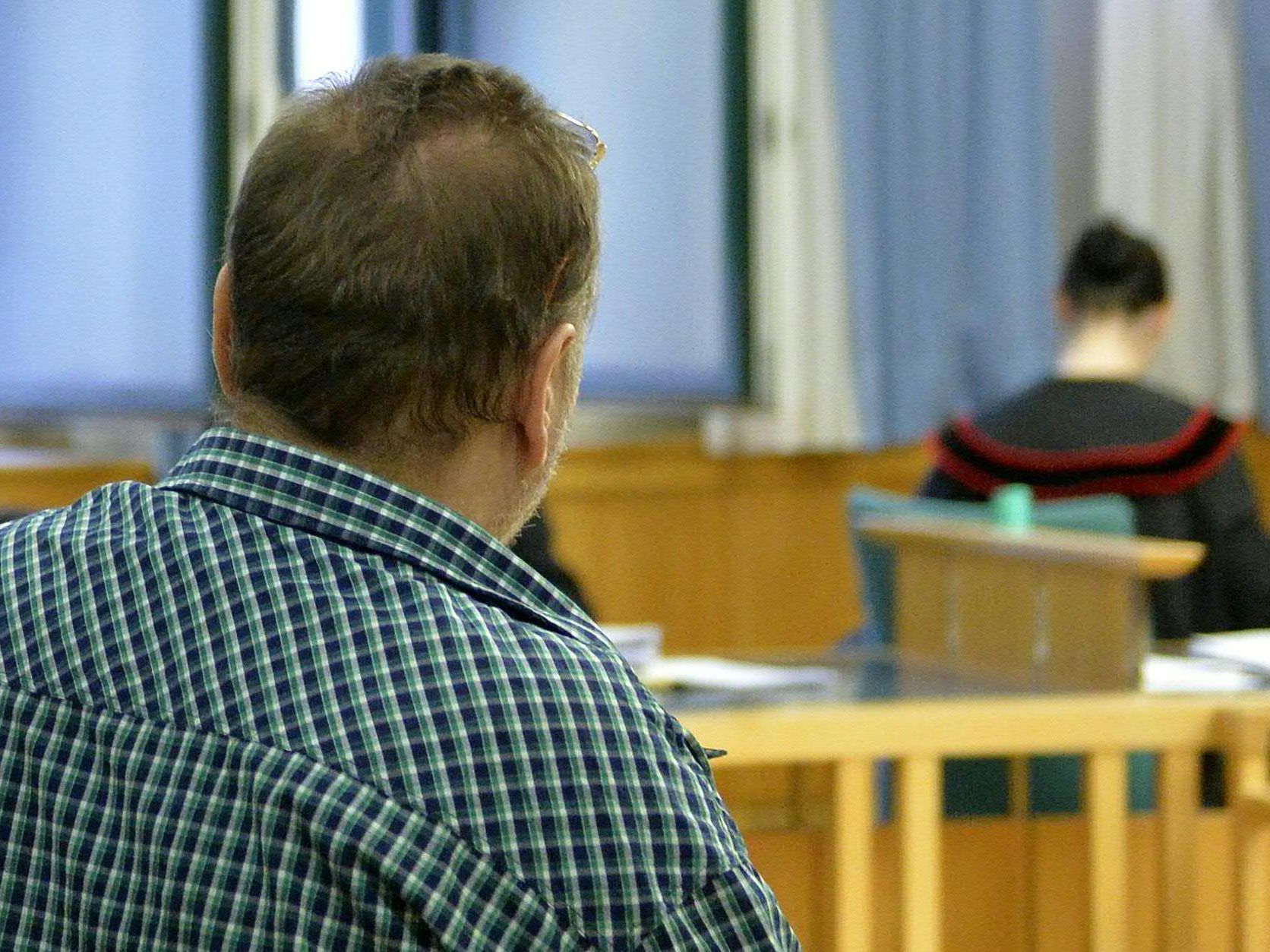 Der 56-Jährige wurde wegen Mord und 23-fachen Mordversuchs angeklagt. Der 56-Jährige wurde wegen Mord und 23-fachen Mordversuchs angeklagt.