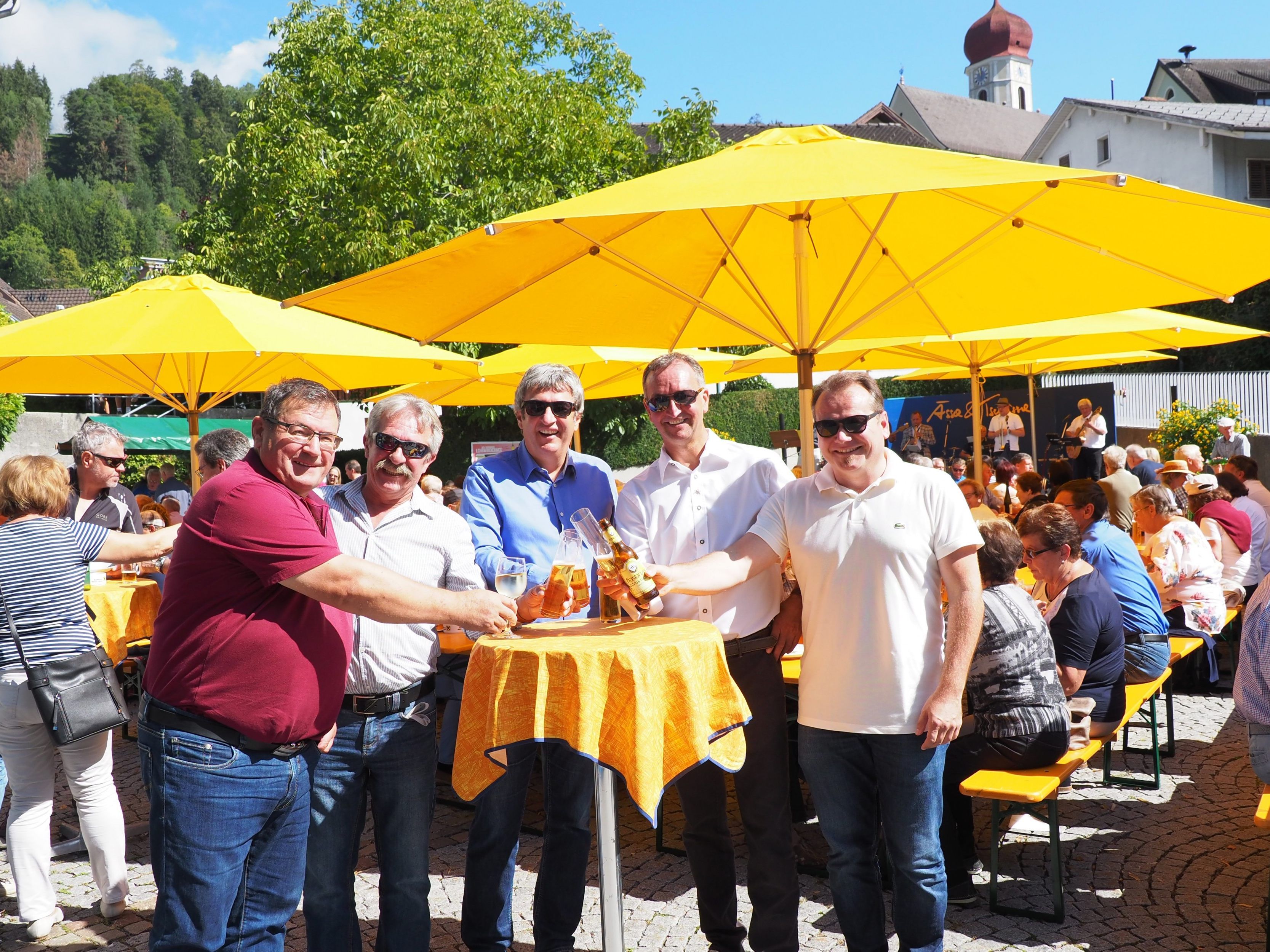 Die Bürgermeister Ing. Wilhelm Müller (Thüringerberg), Alwin Müller (St. Gerold), Michael Tinkhauser (Bludesch), Dieter Lauermann (Ludesch) und Harald Witwer (Thüringen) stießen am Samstag auf ein gelungenes Fest der Lebensfreude an. Die Bürgermeister Ing. Wilhelm Müller (Thüringerberg), Alwin Müller (St. Gerold), Michael Tinkhauser (Bludesch), Dieter Lauermann (Ludesch) und Harald Witwer (Thüringen) stießen am Samstag auf ein gelungenes Fest der Lebensfreude an.